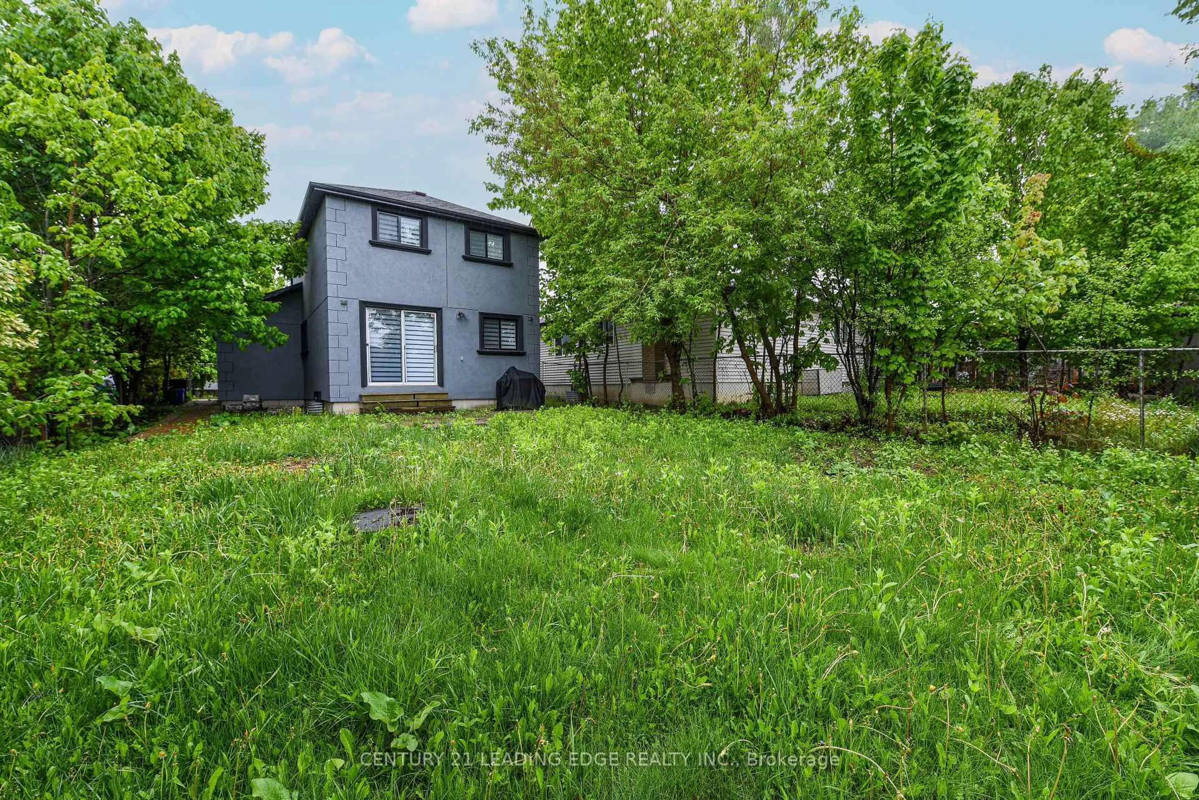 A pic from outside/outdoor area/front of a property/back of a property/a pic from drone, unknown for 169 Hickling Tr, Barrie Ontario L4M 5V1