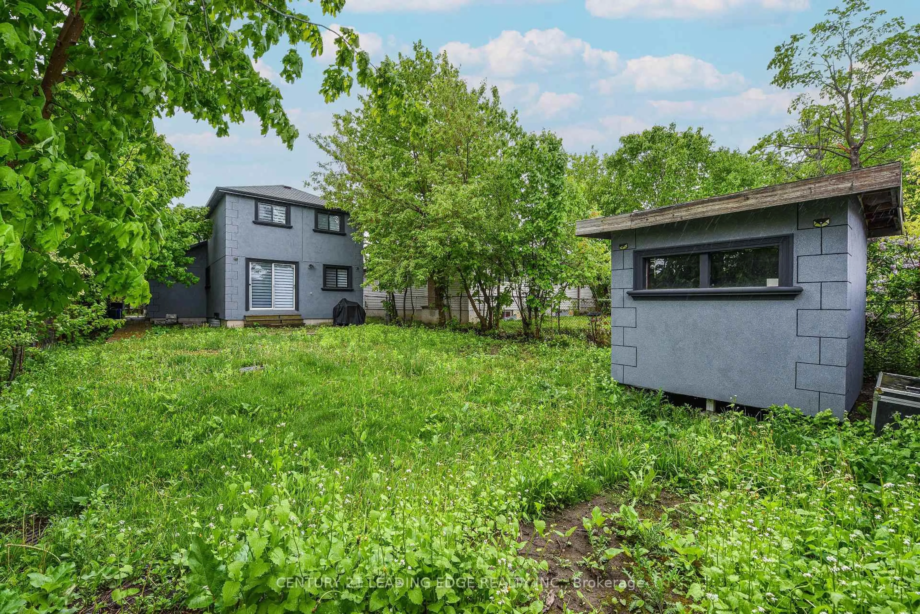A pic from outside/outdoor area/front of a property/back of a property/a pic from drone, street for 169 Hickling Tr, Barrie Ontario L4M 5V1