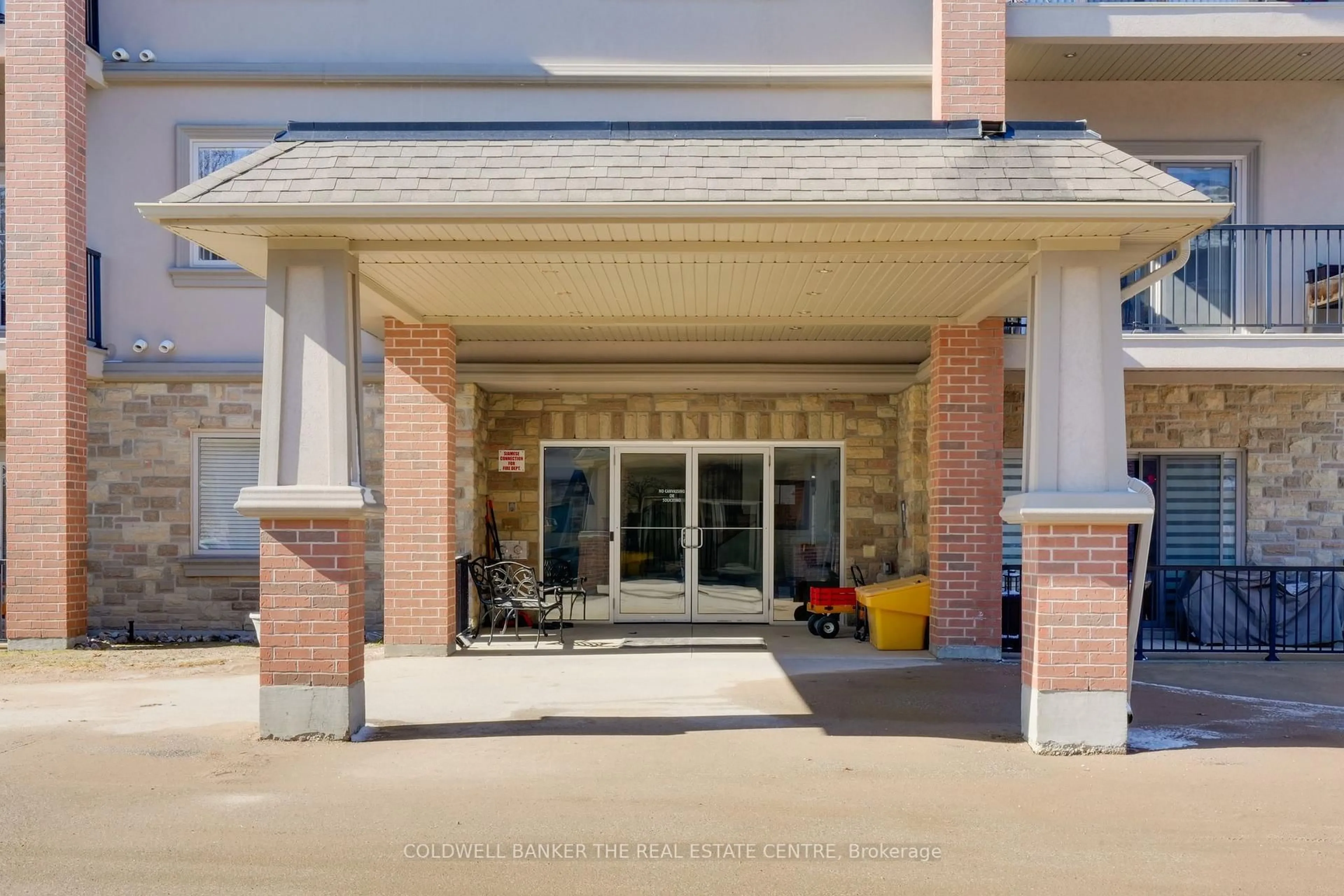 Indoor foyer for 19a Yonge St #305, Springwater Ontario L0L 1P0