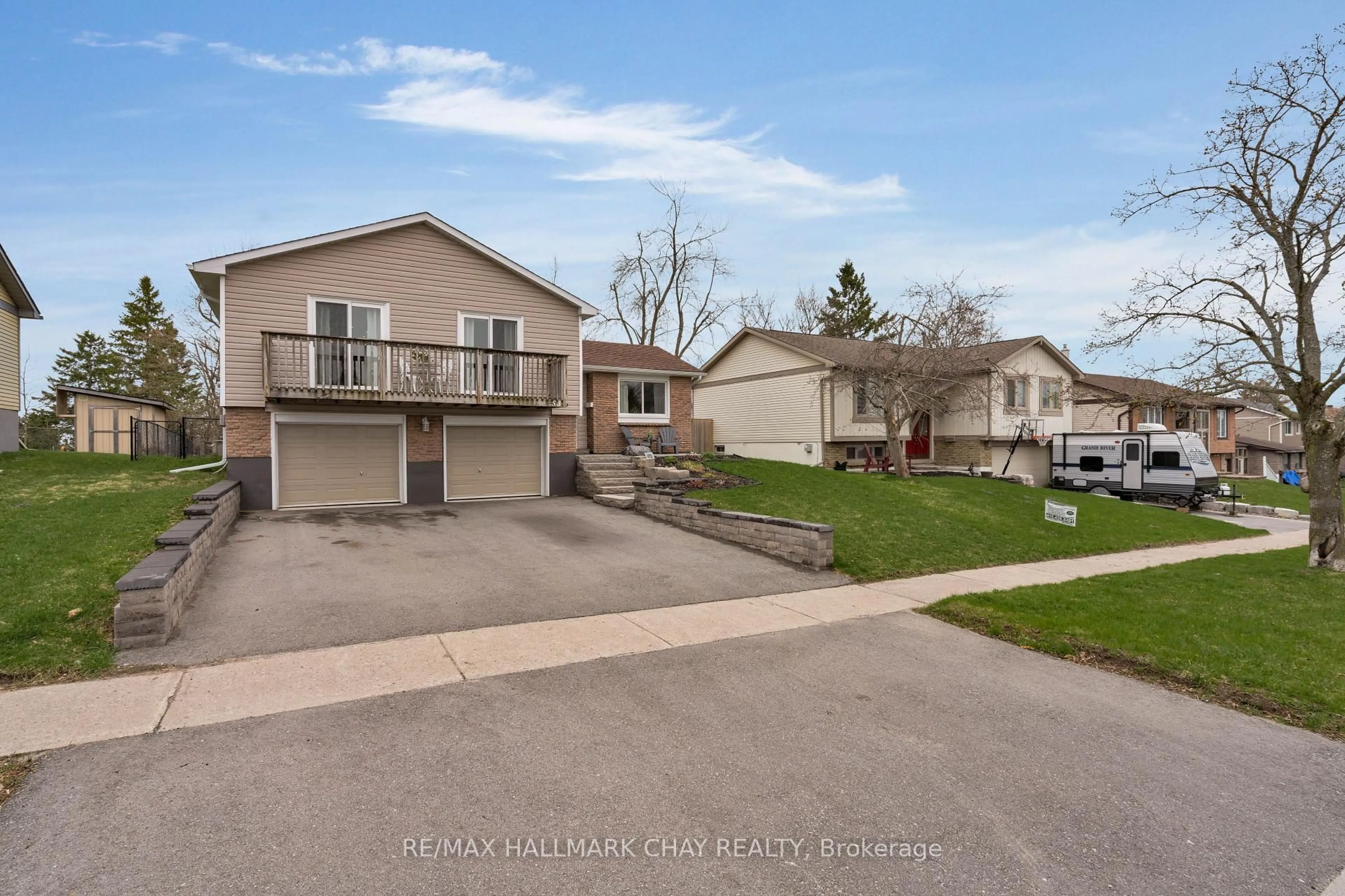 A pic from outside/outdoor area/front of a property/back of a property/a pic from drone, street for 53 HEATHER St, Barrie Ontario L4N 4M9