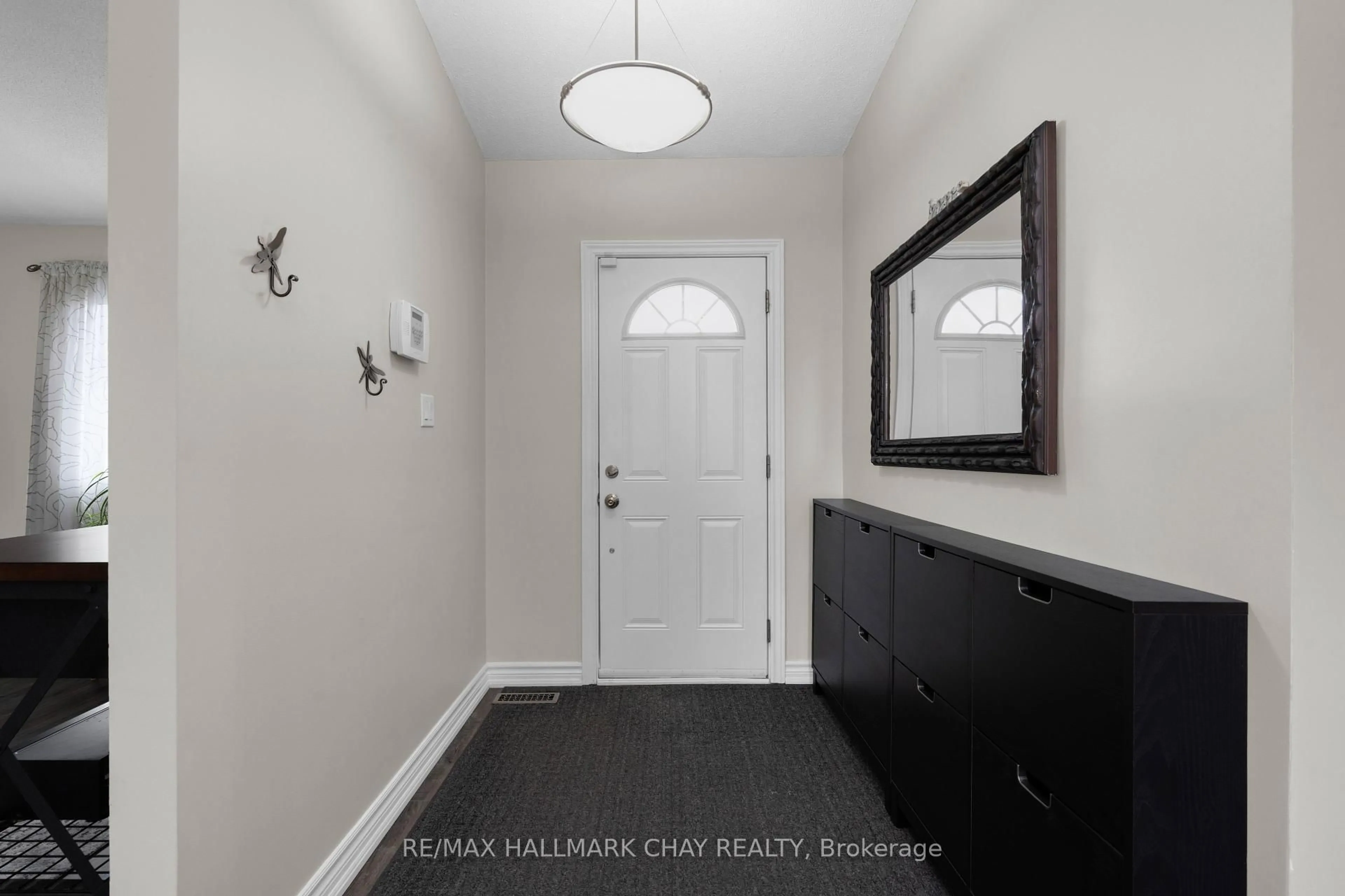 Indoor entryway for 53 HEATHER St, Barrie Ontario L4N 4M9