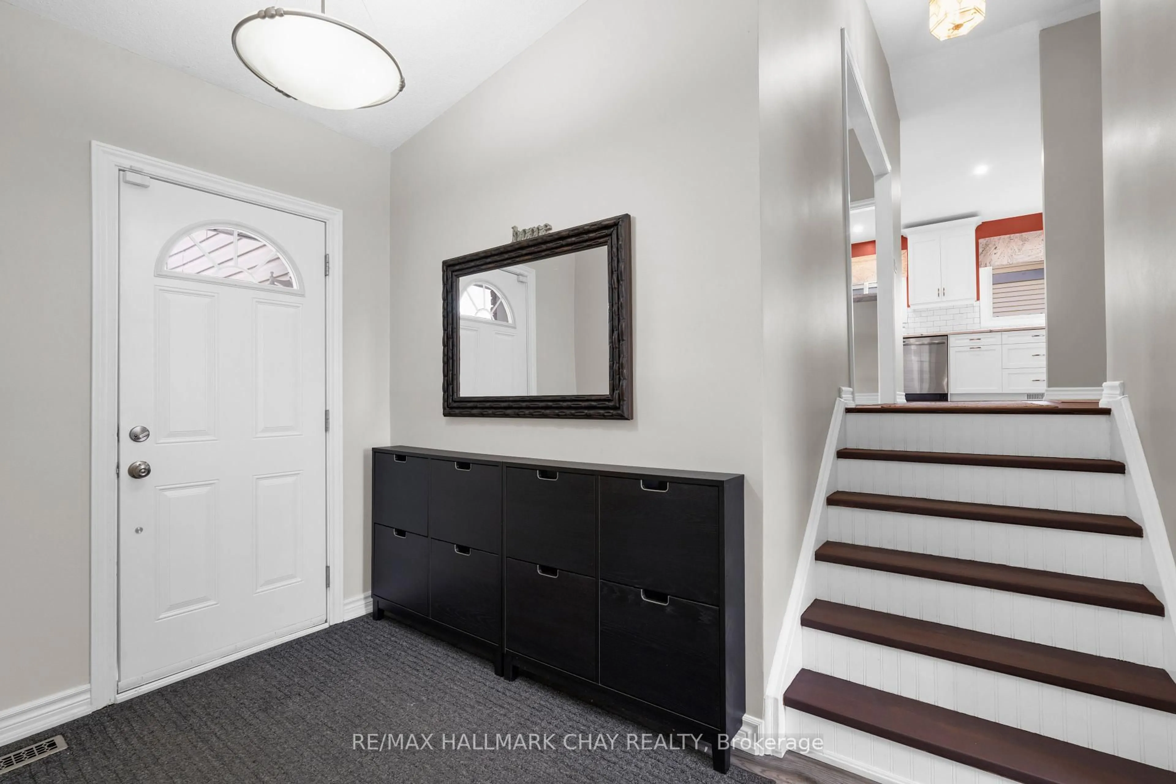 Indoor entryway for 53 HEATHER St, Barrie Ontario L4N 4M9