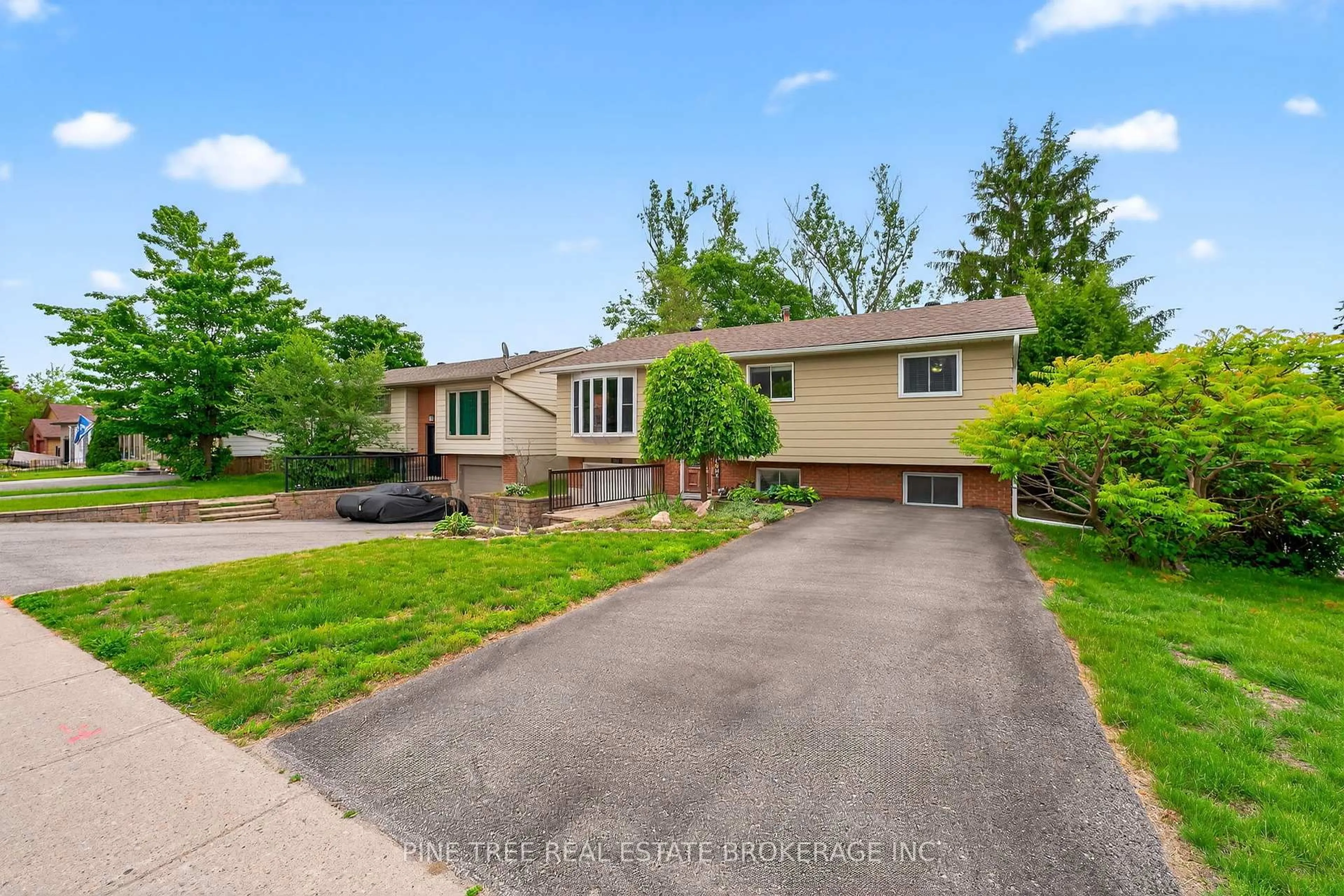 A pic from outside/outdoor area/front of a property/back of a property/a pic from drone, street for 261 Edgehill Dr, Barrie Ontario L4N 7W9