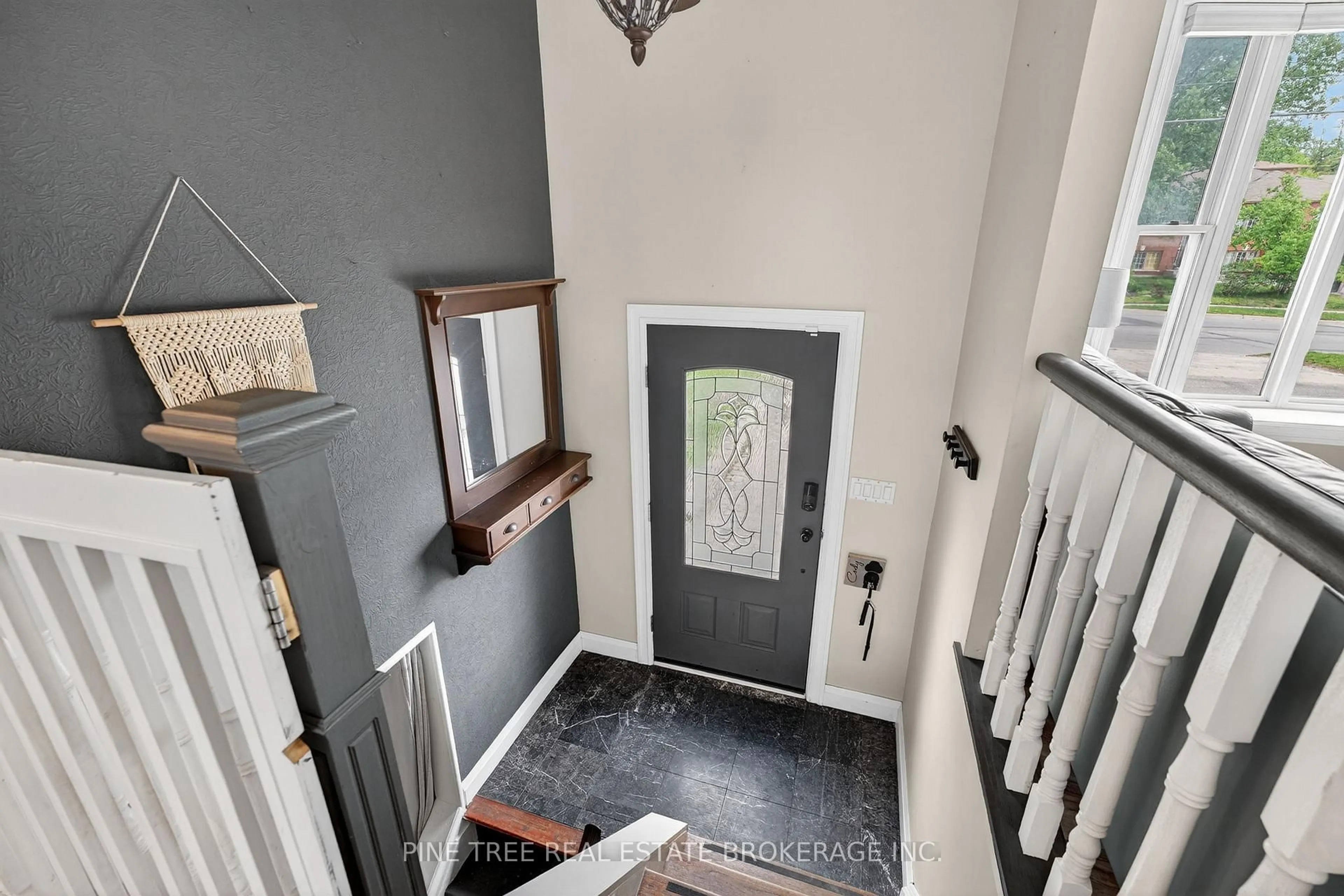 Indoor entryway for 261 Edgehill Dr, Barrie Ontario L4N 7W9