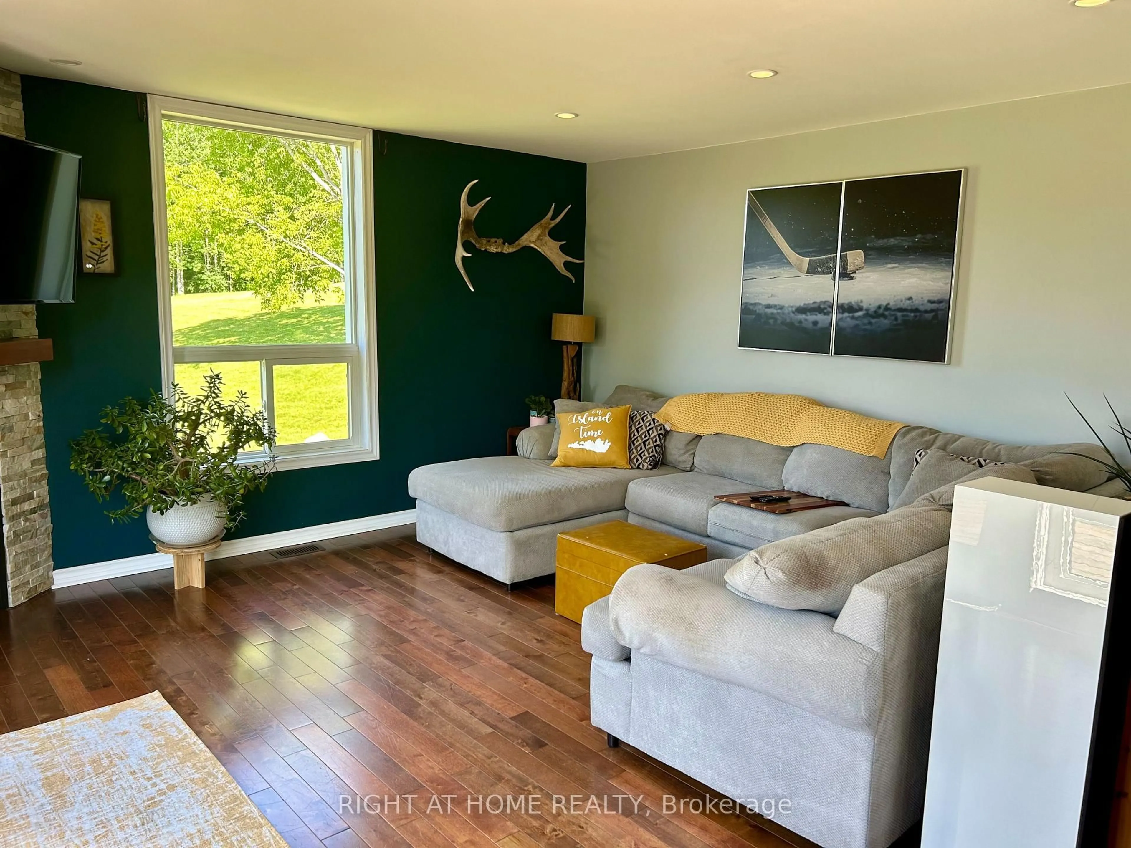 Living room with furniture, wood/laminate floor for 2391 Rumney Rd, Tay Ontario L4R 4K3
