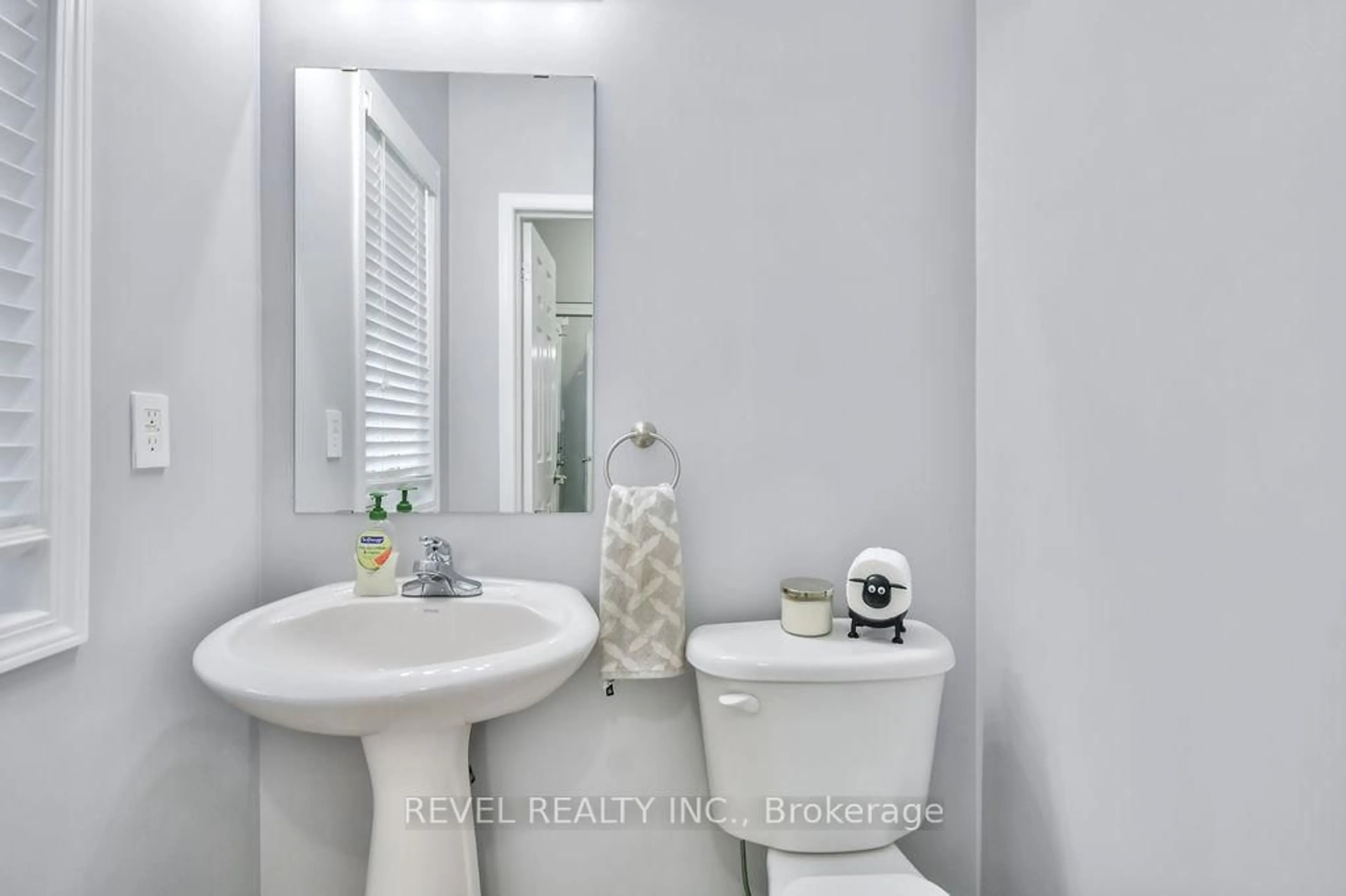 Standard bathroom, ceramic/tile floor for 27 Orleans Ave, Barrie Ontario L4M 0B6