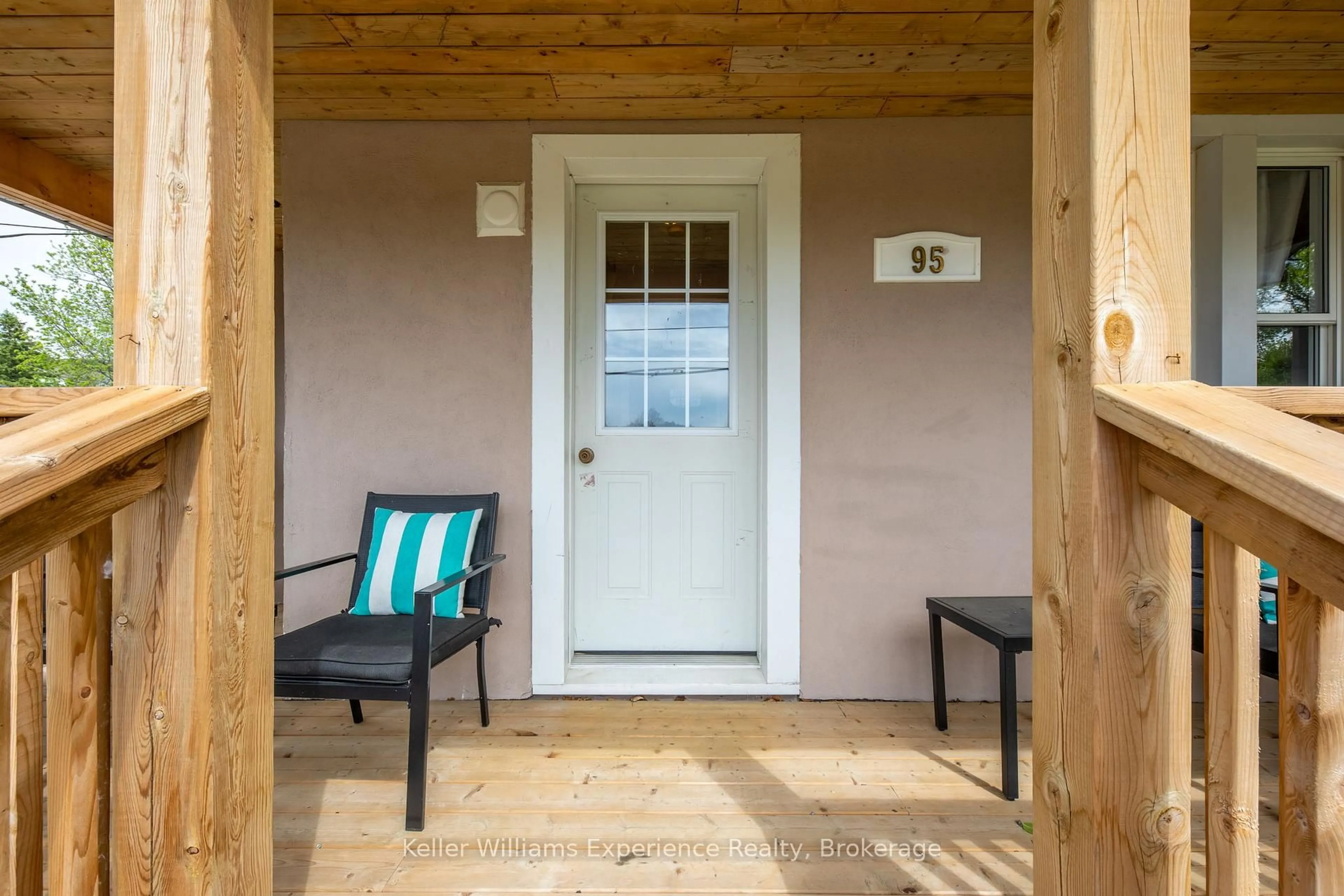 Indoor entryway for 95 Fox St, Penetanguishene Ontario L9M 1C8