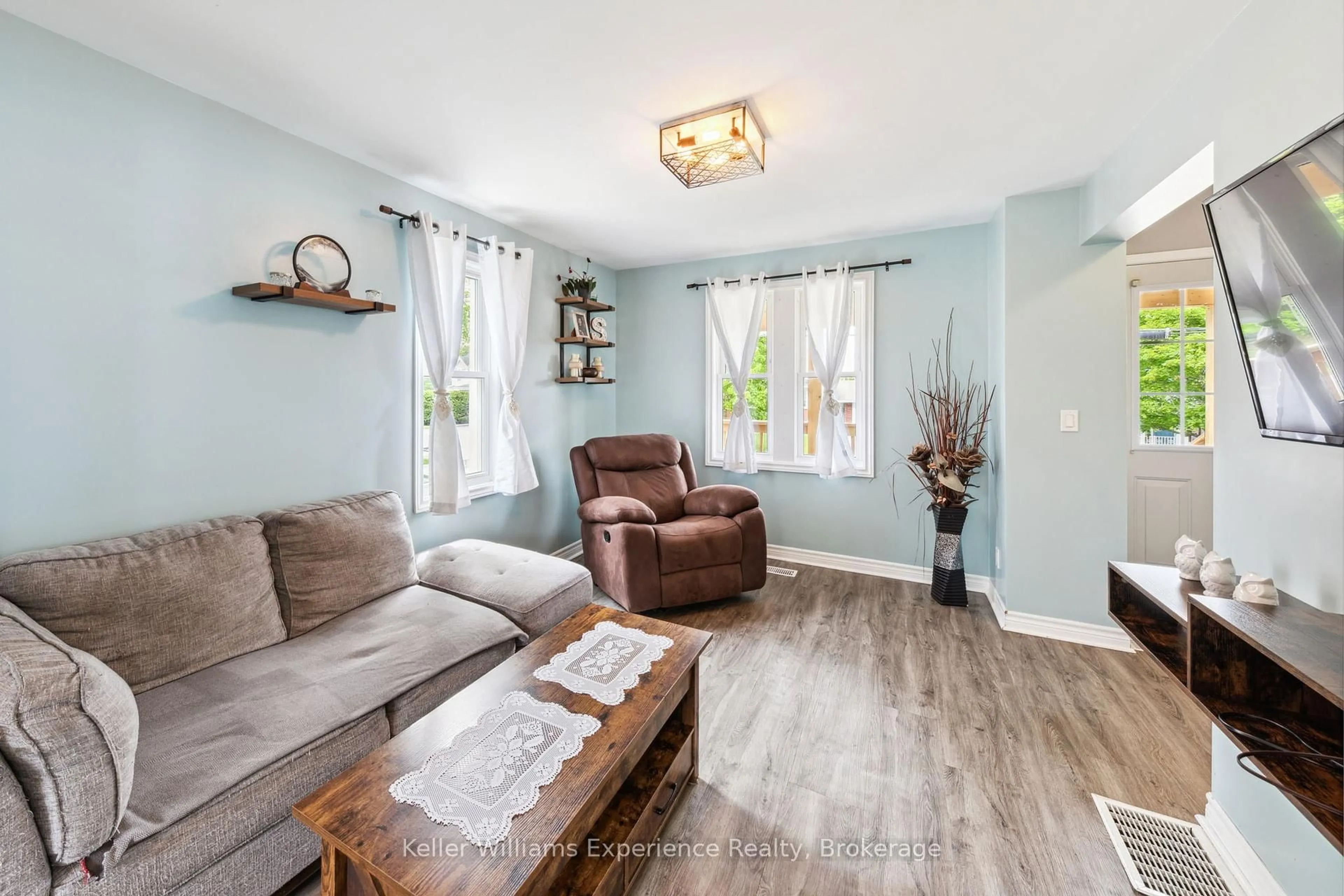 Living room with furniture, unknown for 95 Fox St, Penetanguishene Ontario L9M 1C8