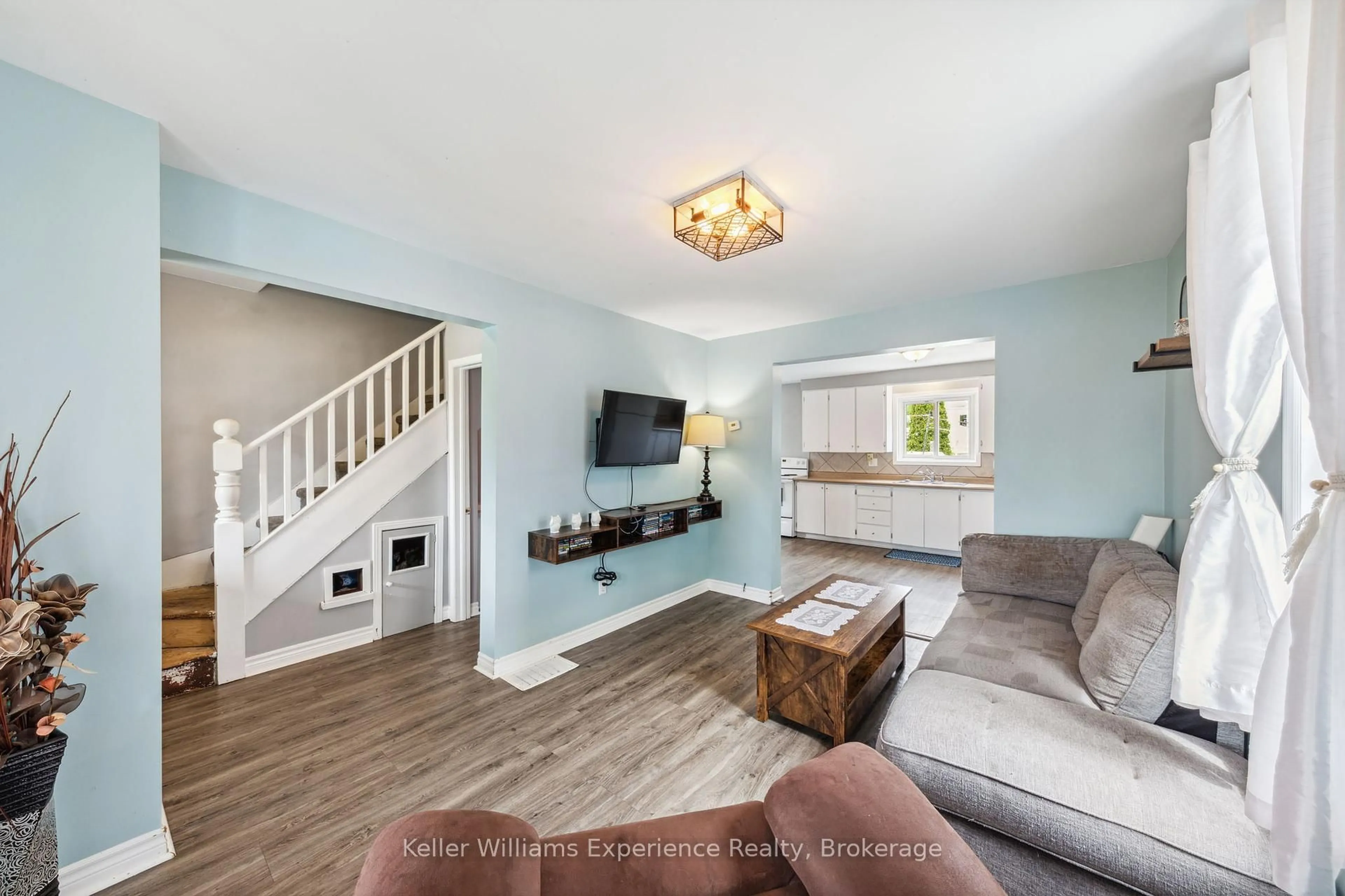 Living room with furniture, unknown for 95 Fox St, Penetanguishene Ontario L9M 1C8