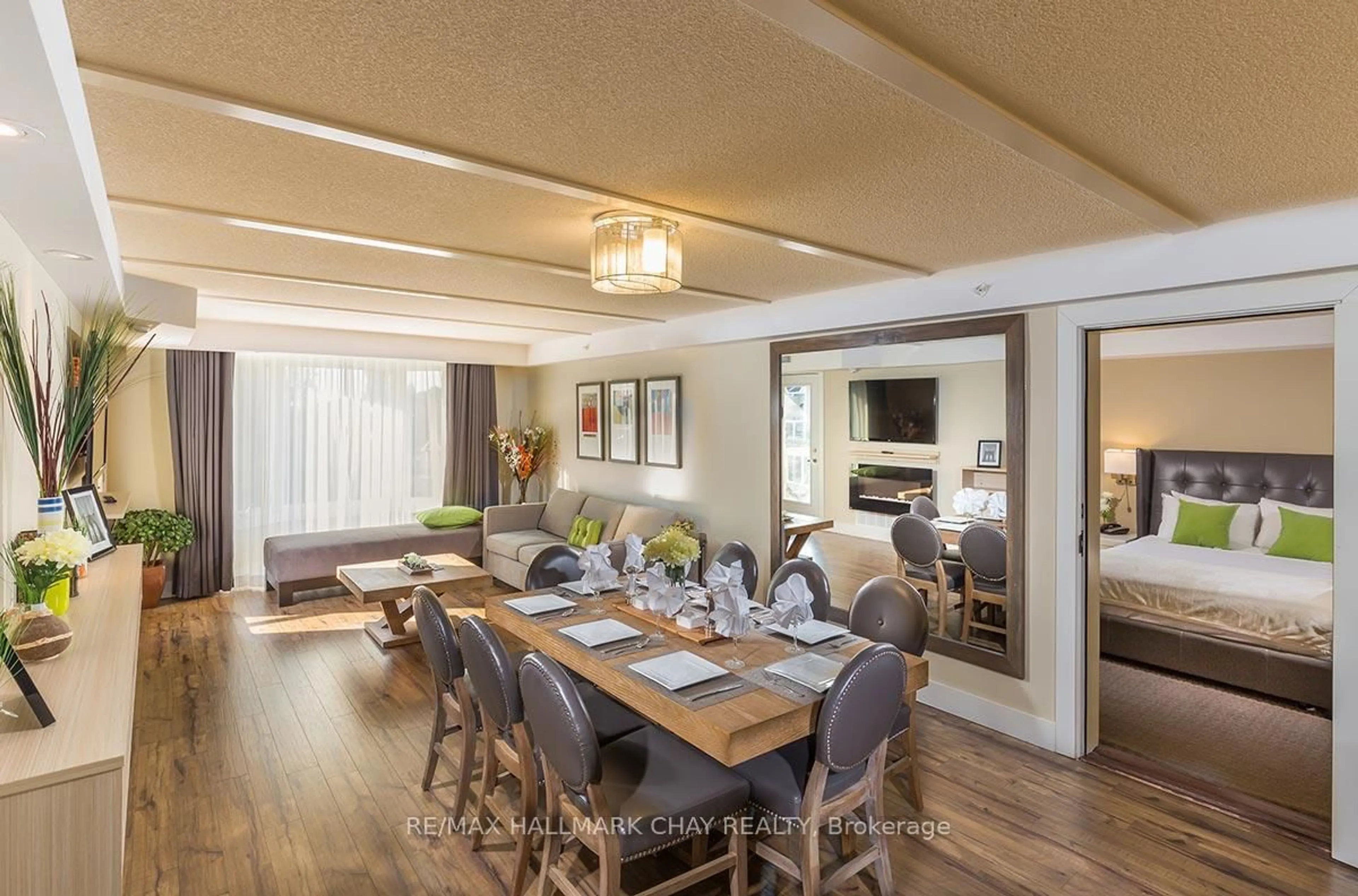 Dining room, wood/laminate floor for 9 Harbour St #4100/4102, Collingwood Ontario L9Y 5C5