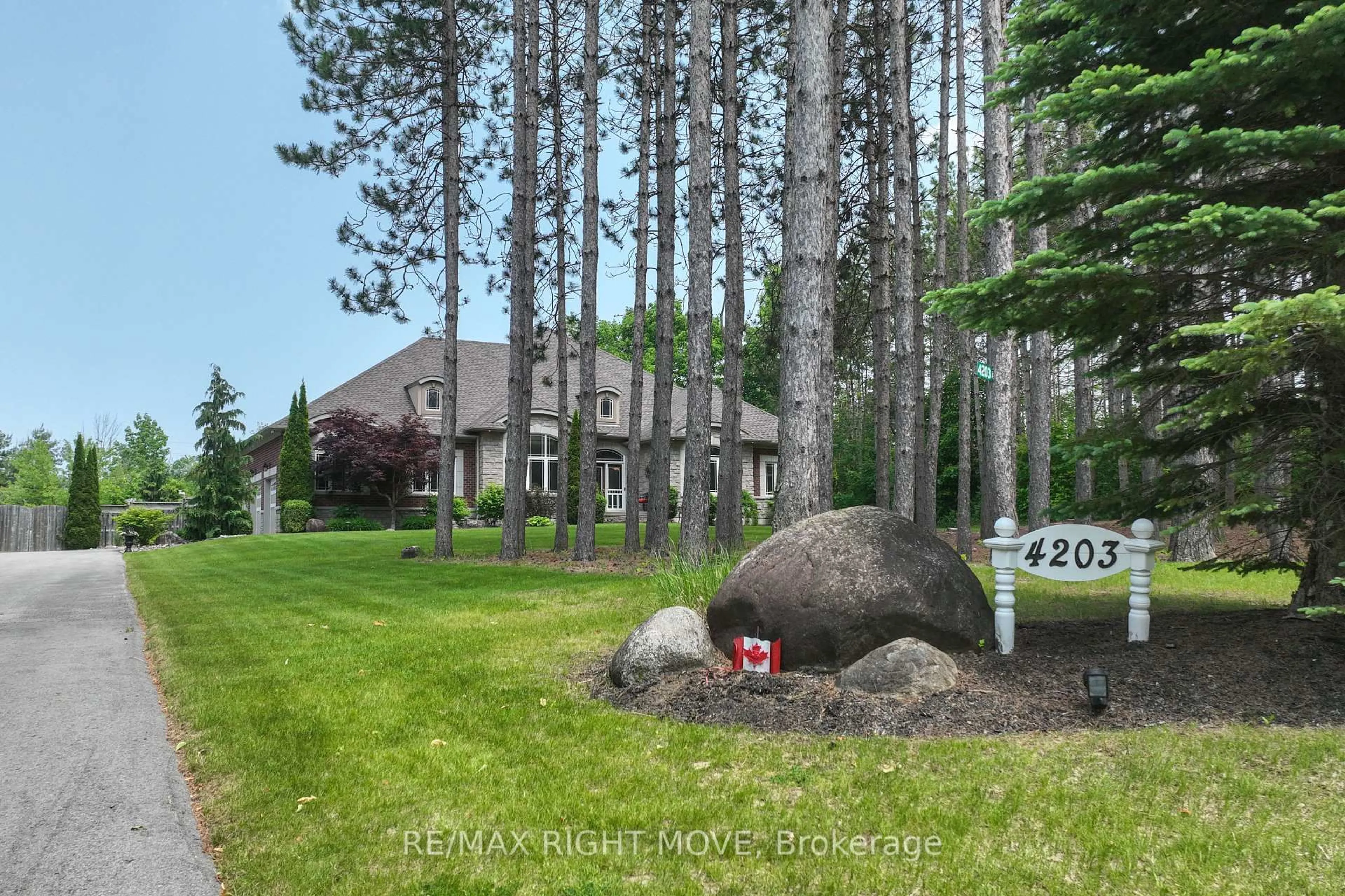 A pic from outside/outdoor area/front of a property/back of a property/a pic from drone, unknown for 4203 Pine Valley Lane, Severn Ontario L3V 6H2