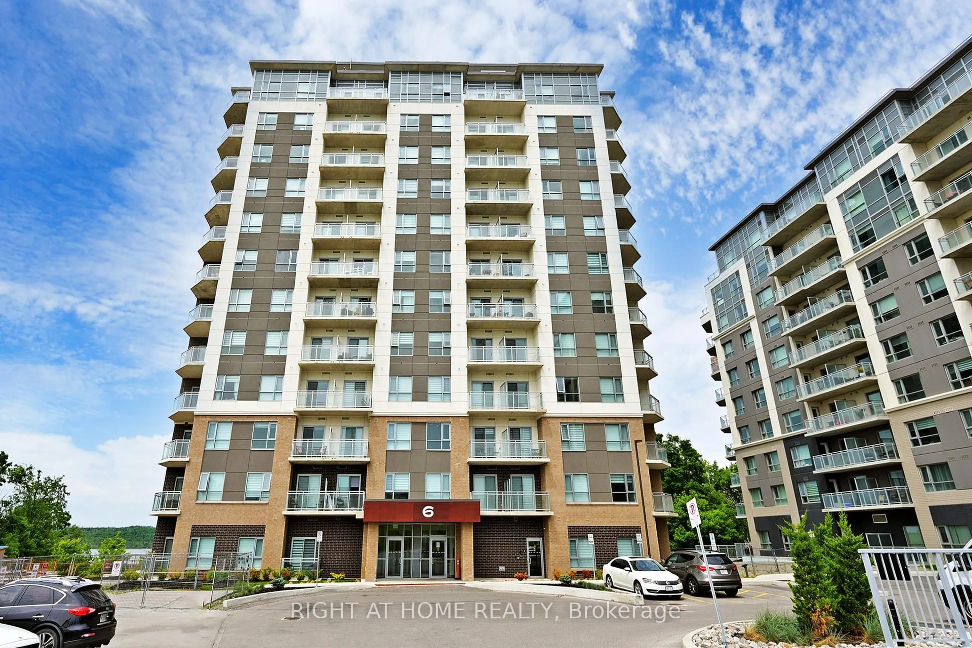 A pic from outside/outdoor area/front of a property/back of a property/a pic from drone, building for 56 Lakeside Terr #314, Barrie Ontario L4M 7B9
