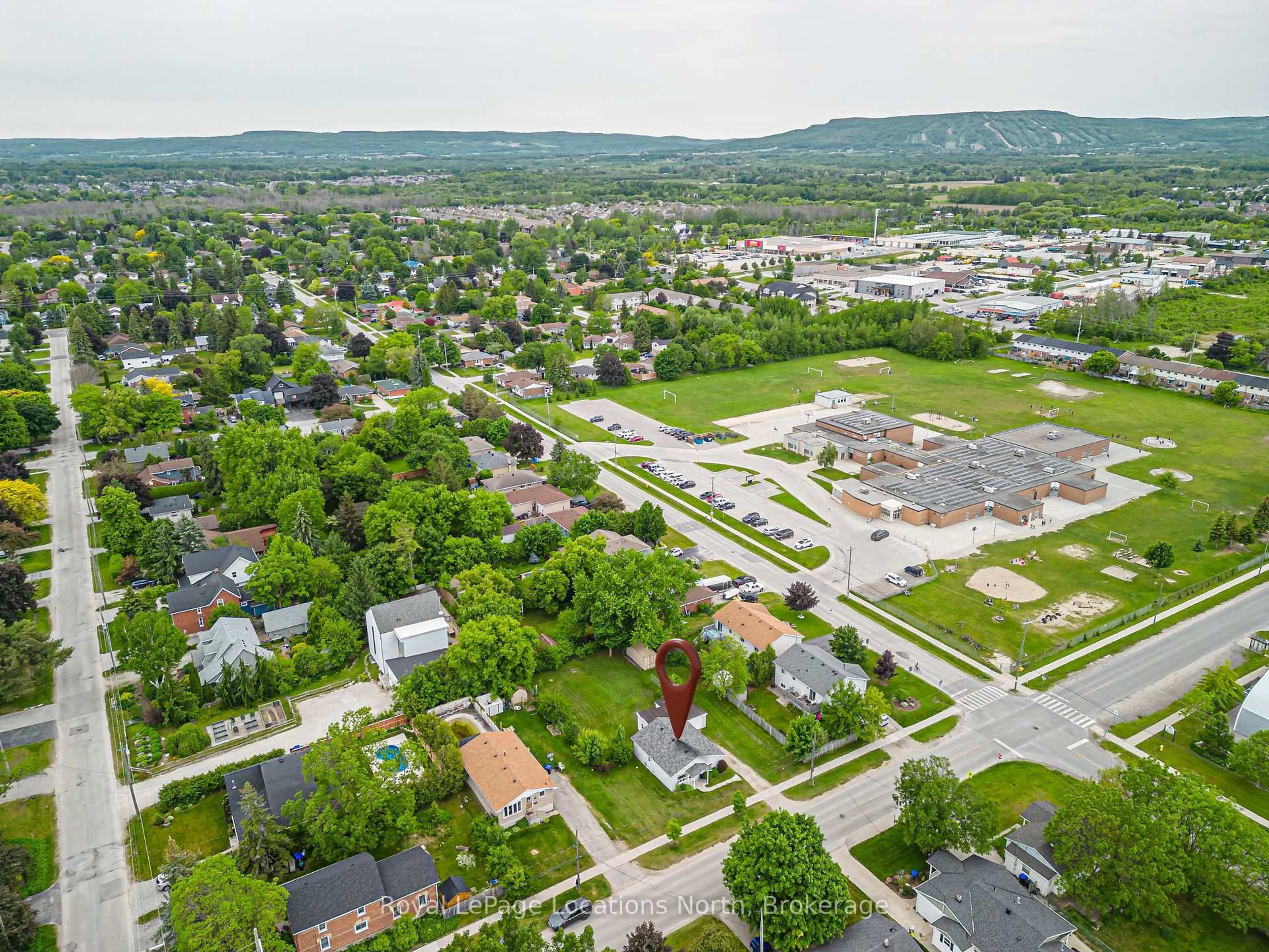 A pic from outside/outdoor area/front of a property/back of a property/a pic from drone, street for 420 Third St, Collingwood Ontario L9Y 1M1