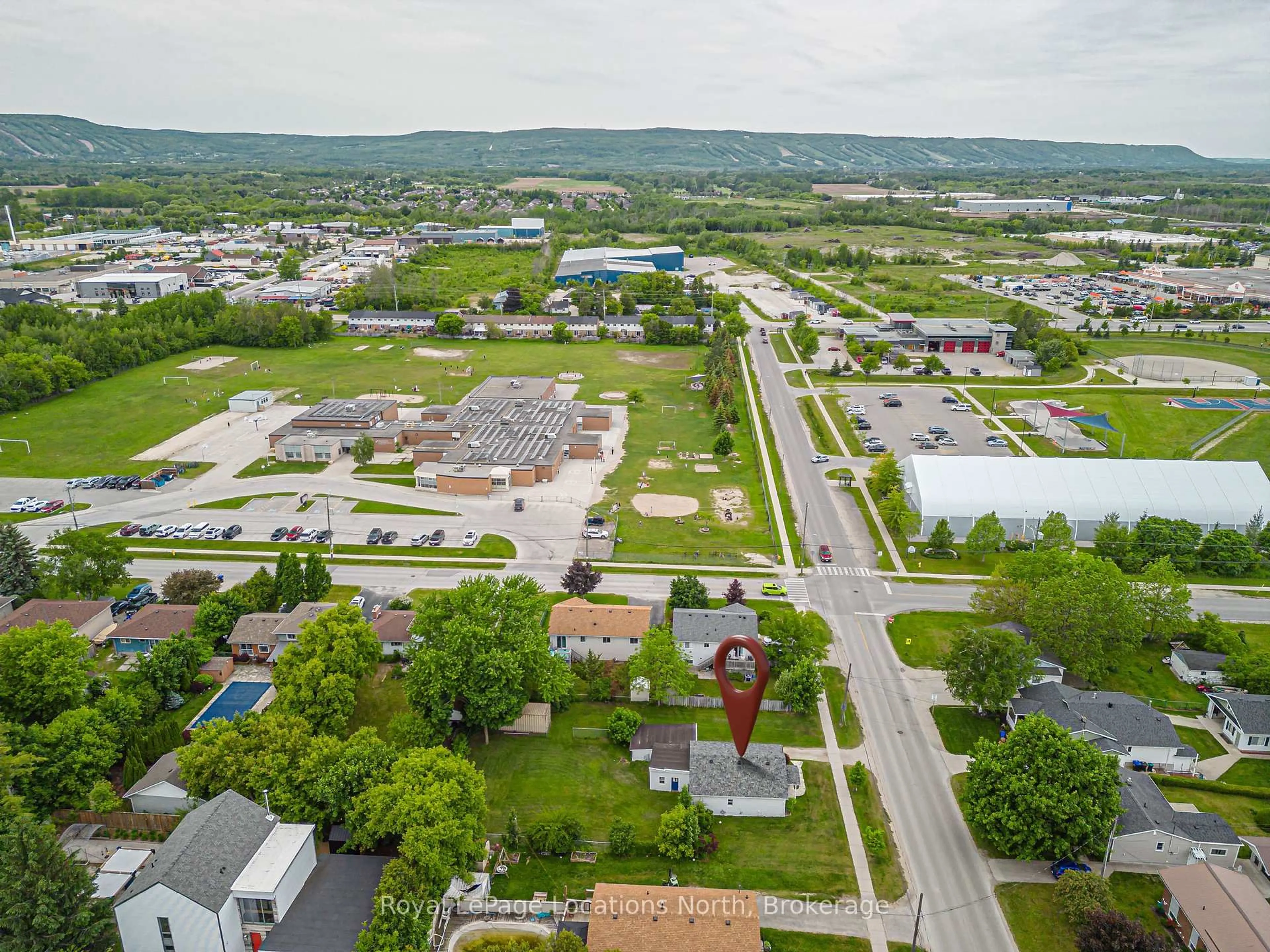 A pic from outside/outdoor area/front of a property/back of a property/a pic from drone, unknown for 420 Third St, Collingwood Ontario L9Y 1M1