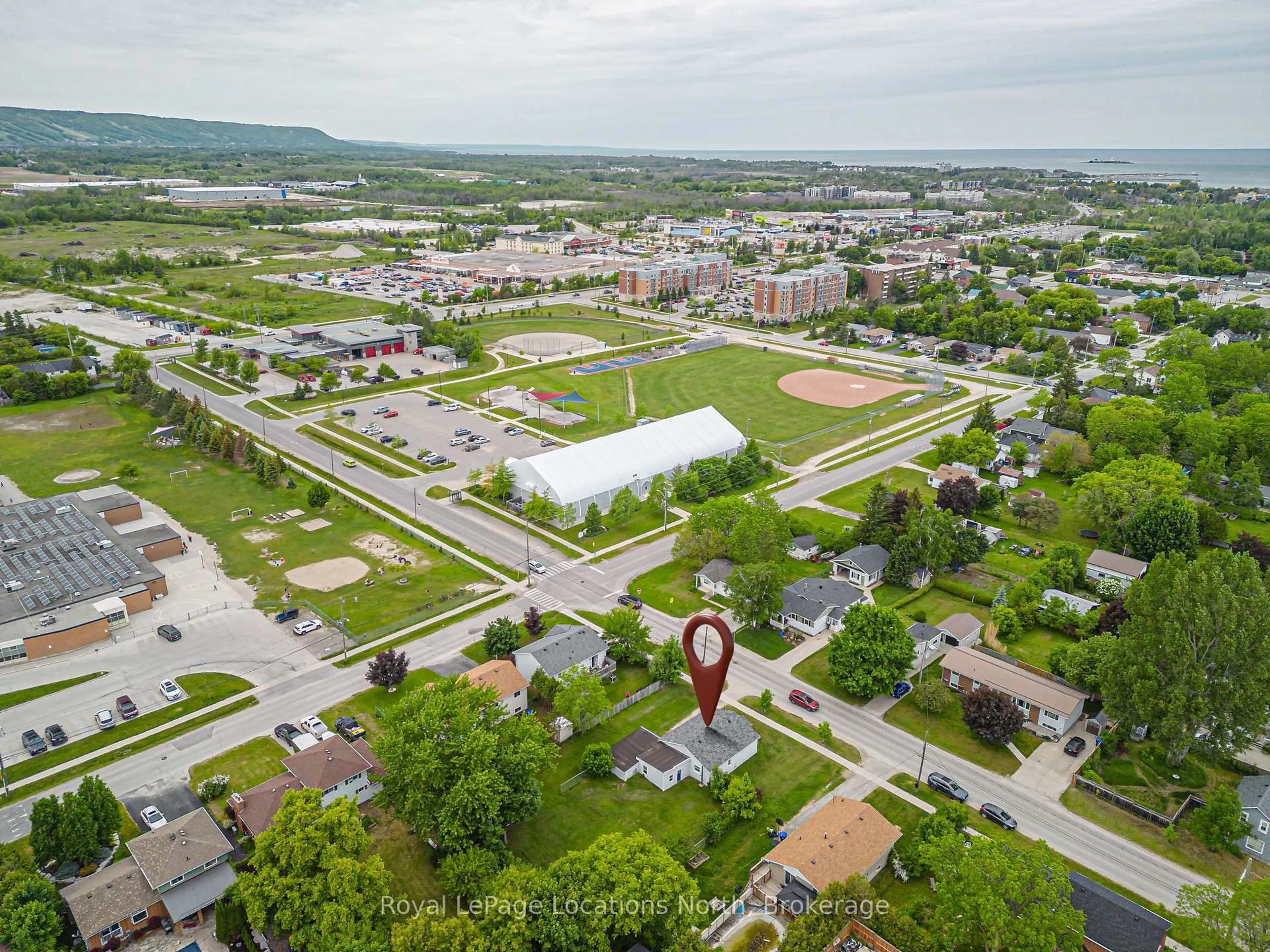 A pic from outside/outdoor area/front of a property/back of a property/a pic from drone, unknown for 420 Third St, Collingwood Ontario L9Y 1M1