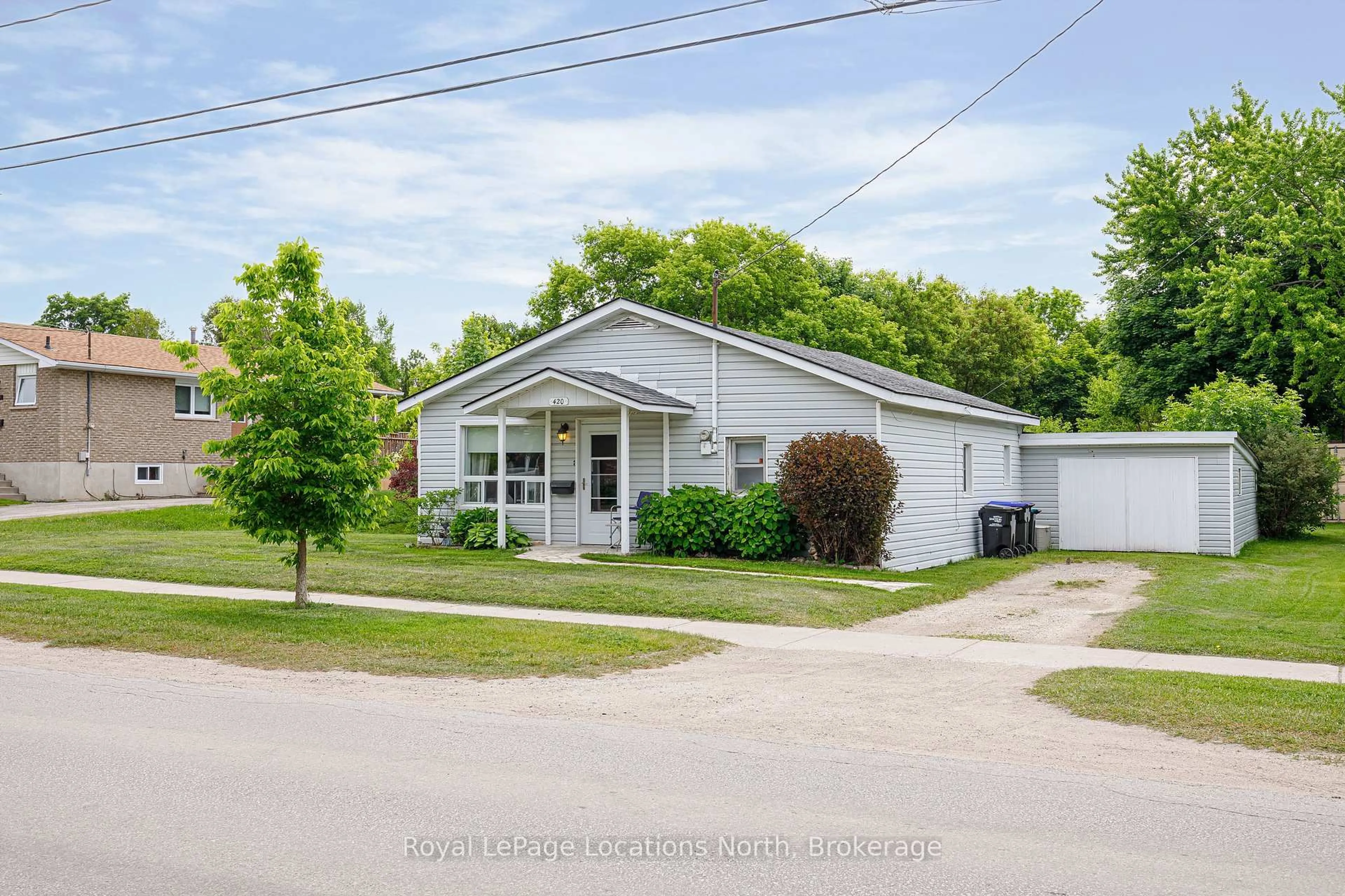 A pic from outside/outdoor area/front of a property/back of a property/a pic from drone, street for 420 Third St, Collingwood Ontario L9Y 1M1