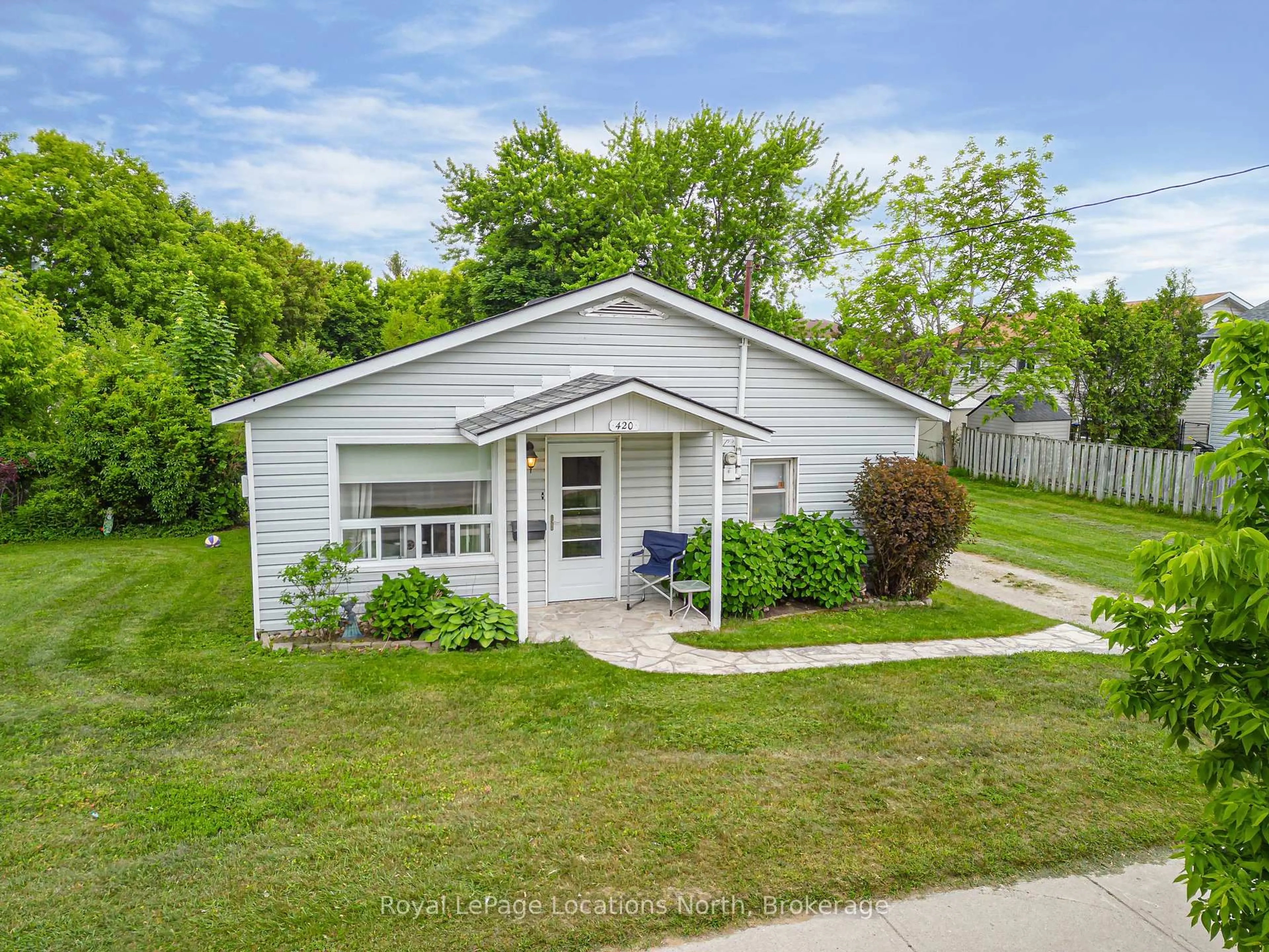 A pic from outside/outdoor area/front of a property/back of a property/a pic from drone, street for 420 Third St, Collingwood Ontario L9Y 1M1