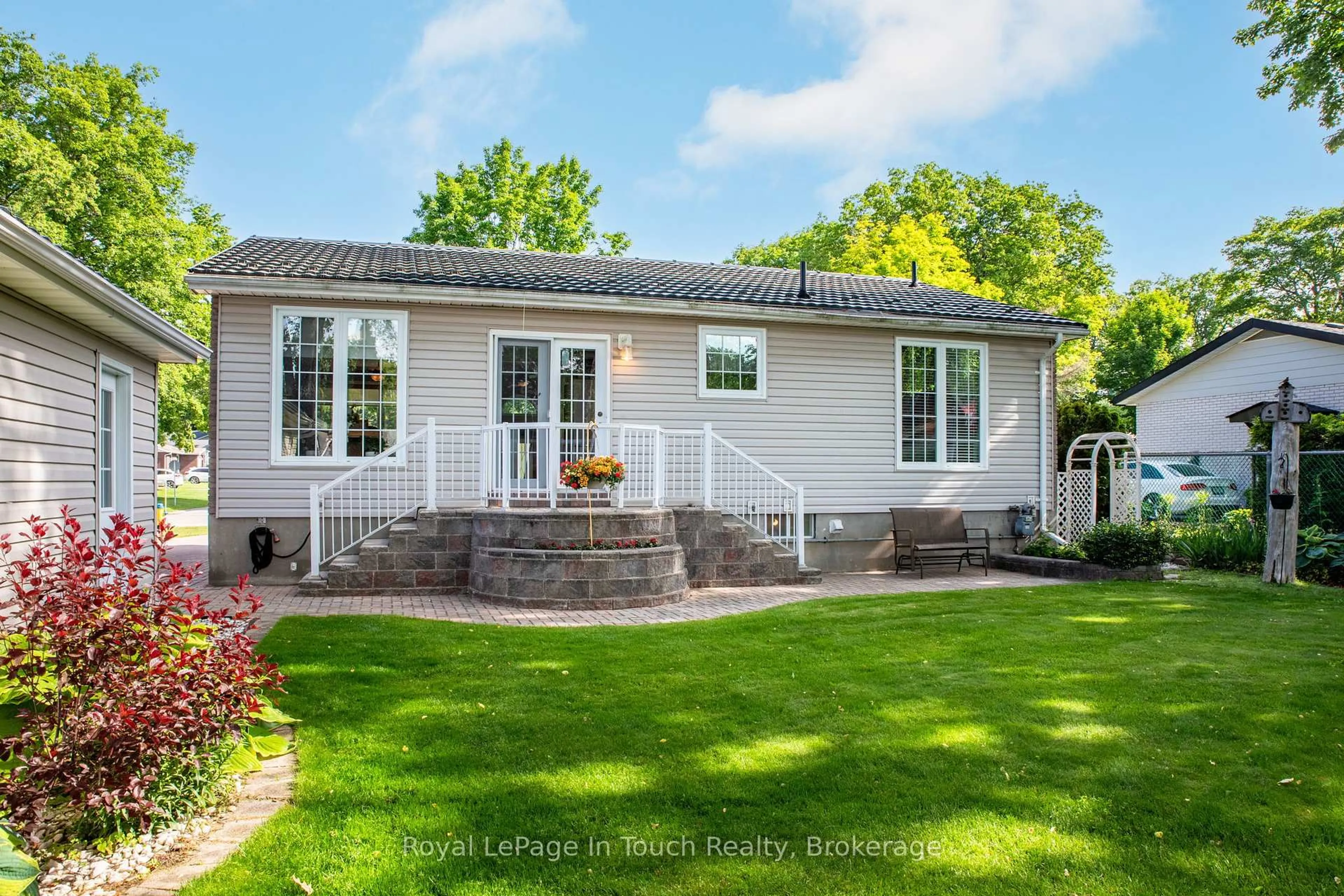 Home with vinyl exterior material, street for 20 Payette Dr, Penetanguishene Ontario L9M 1H4
