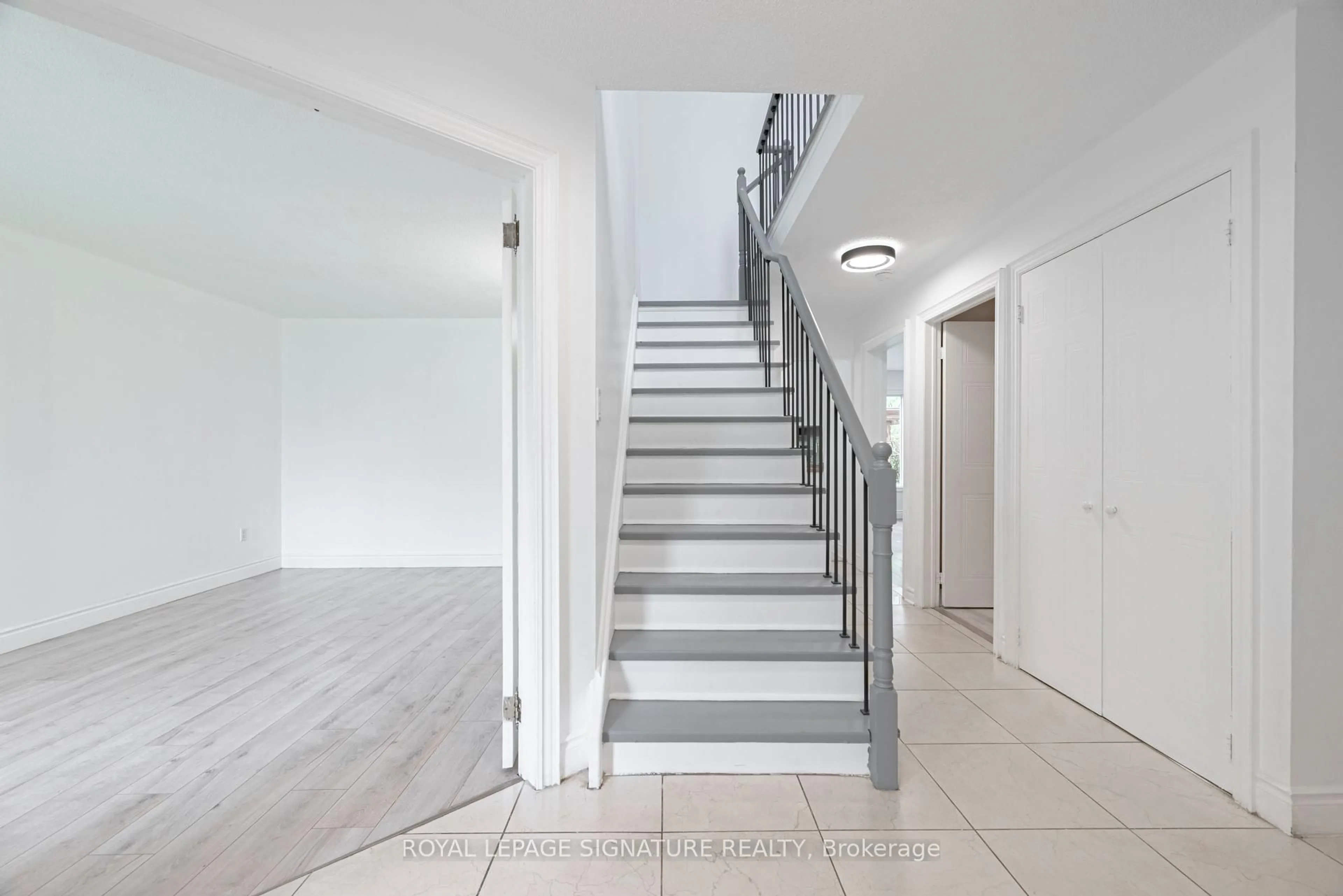 Stairs for 194 Kozlov St, Barrie Ontario L4N 7H6