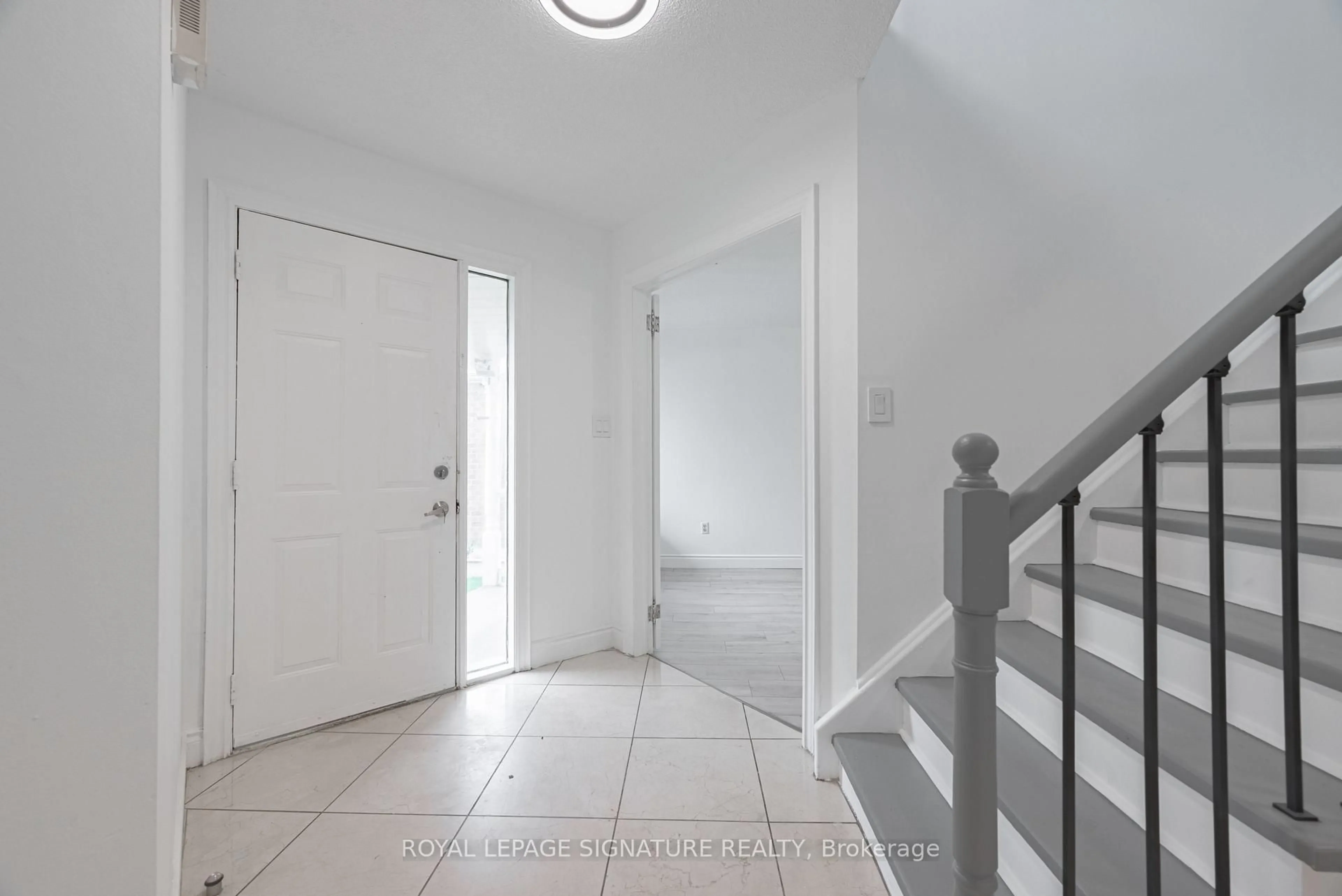 Indoor entryway for 194 Kozlov St, Barrie Ontario L4N 7H6