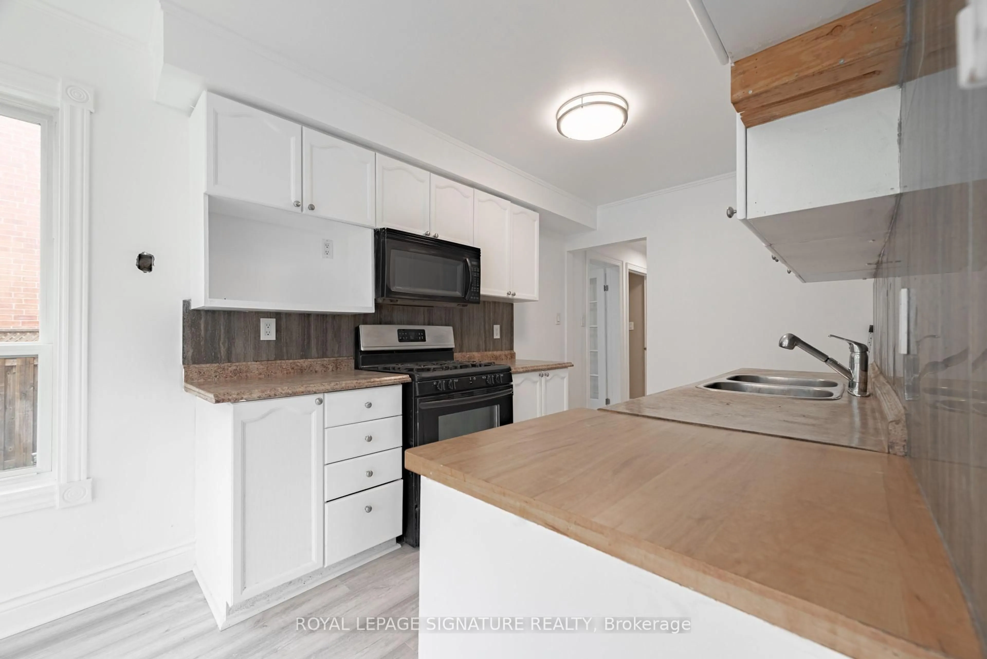 Standard kitchen, unknown for 194 Kozlov St, Barrie Ontario L4N 7H6