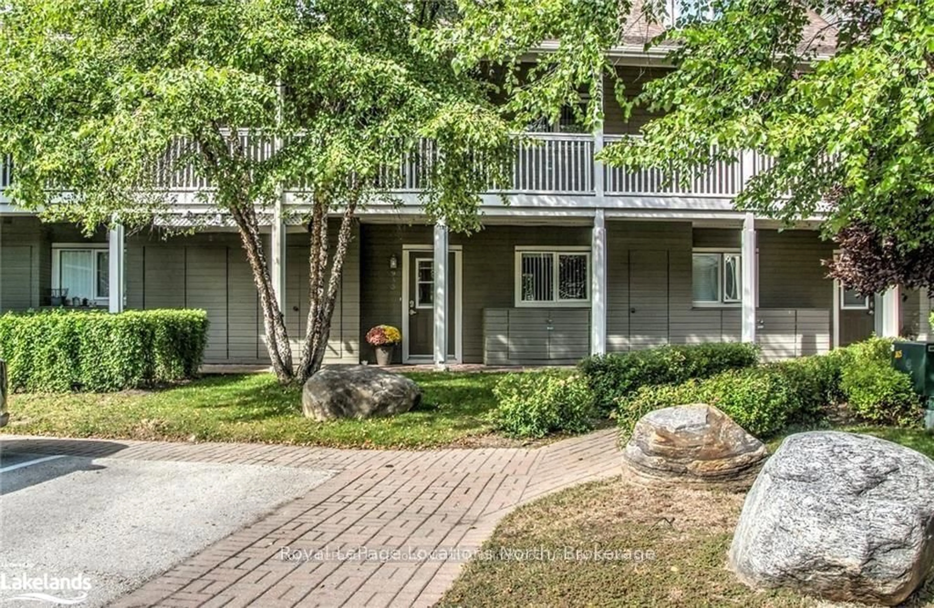 Patio, street for 933 Cedar Pointe Crt, Collingwood Ontario L9Y 5C7