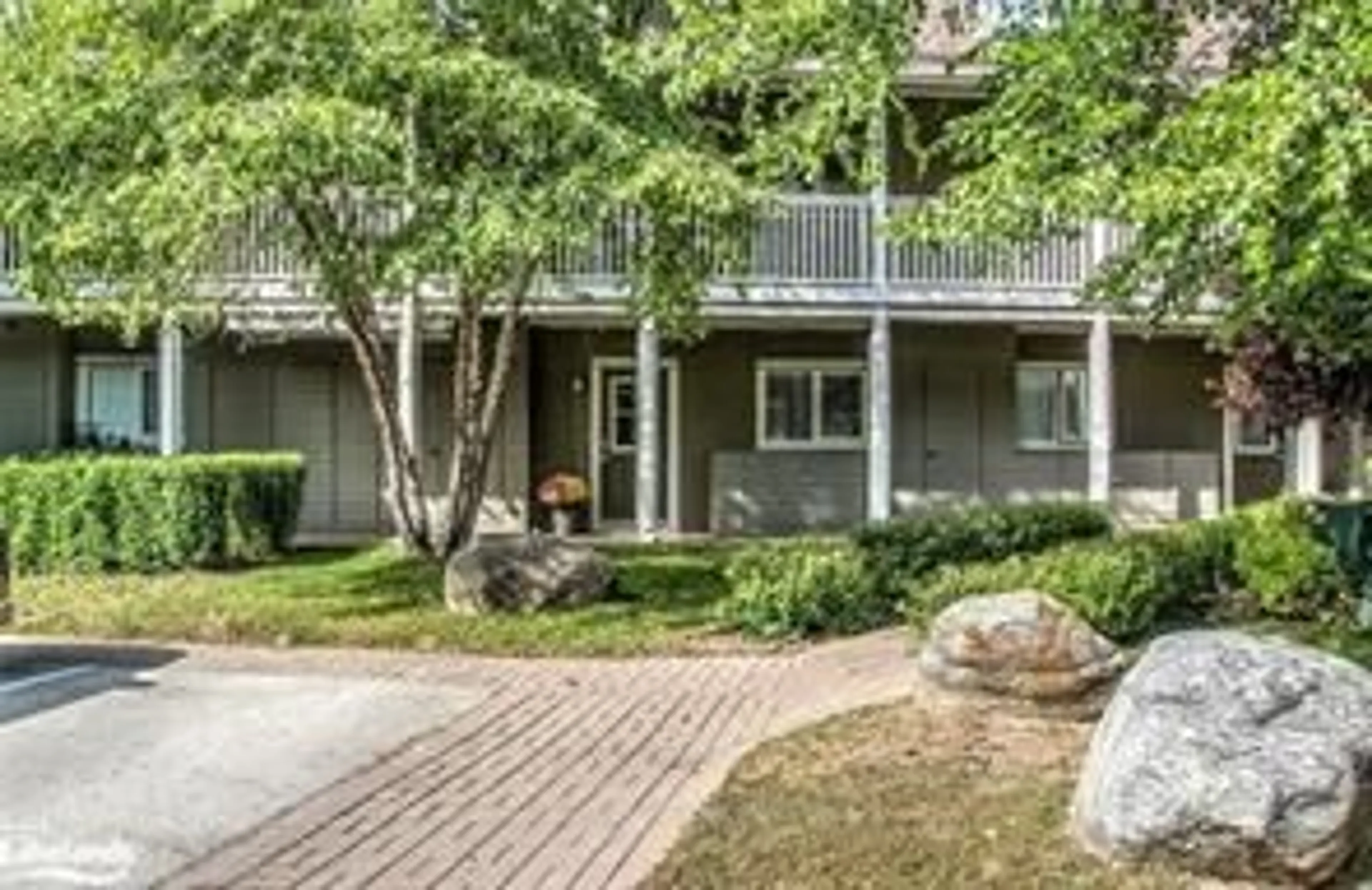 Patio, street for 933 Cedar Pointe Crt, Collingwood Ontario L9Y 5C7