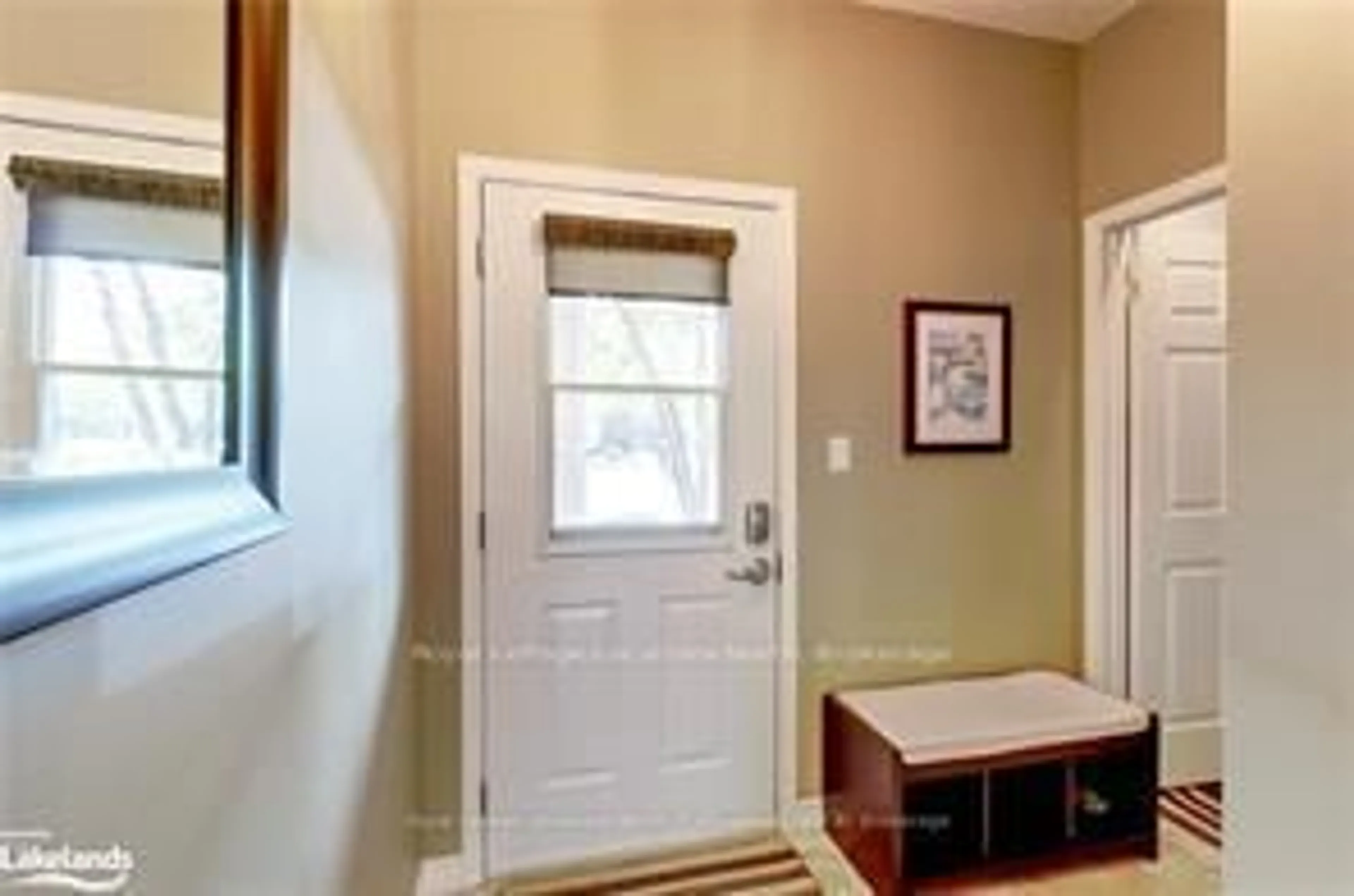 Indoor entryway for 933 Cedar Pointe Crt, Collingwood Ontario L9Y 5C7
