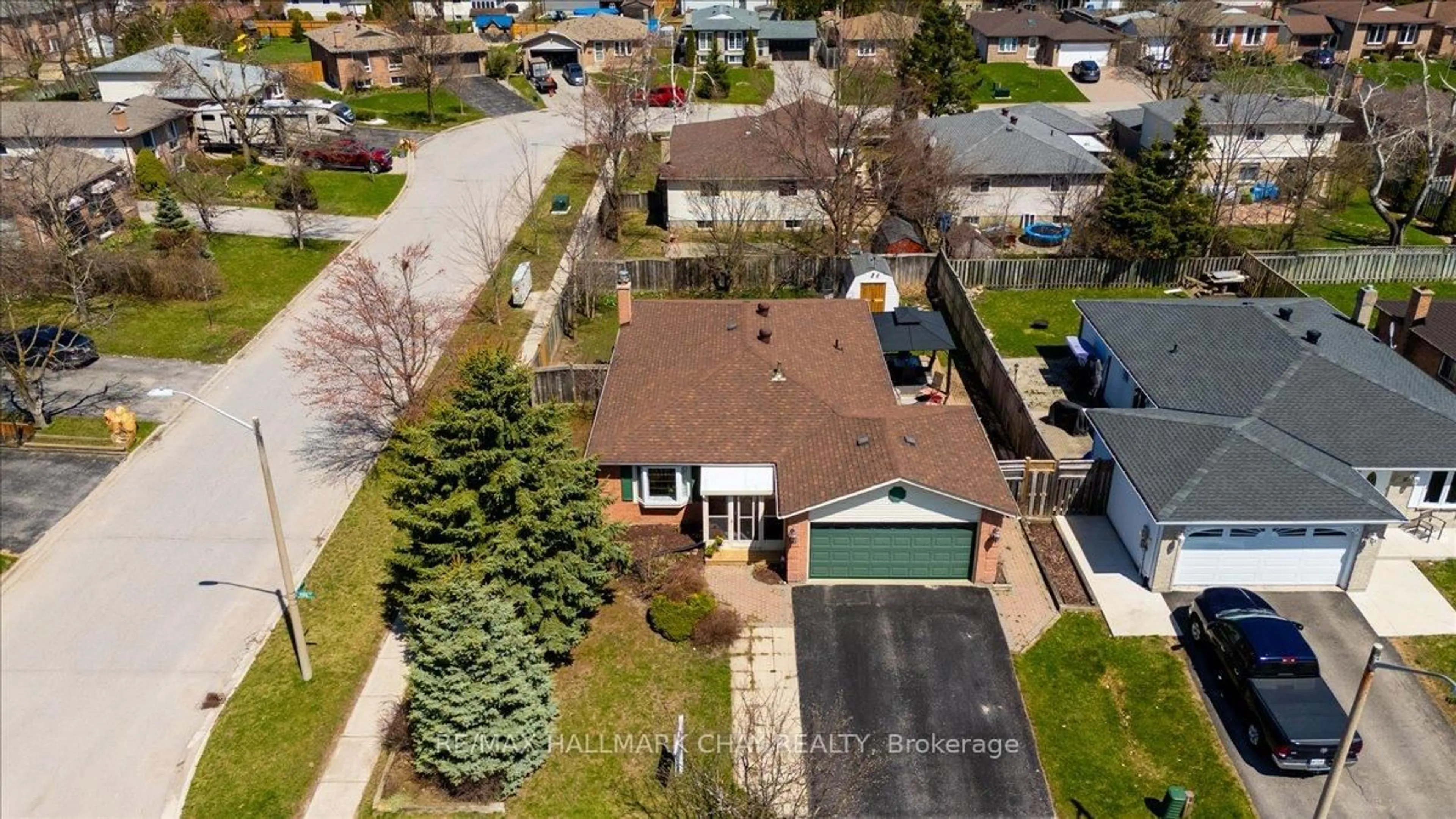 A pic from outside/outdoor area/front of a property/back of a property/a pic from drone, street for 13 Ford St, Barrie Ontario L4N 5X2