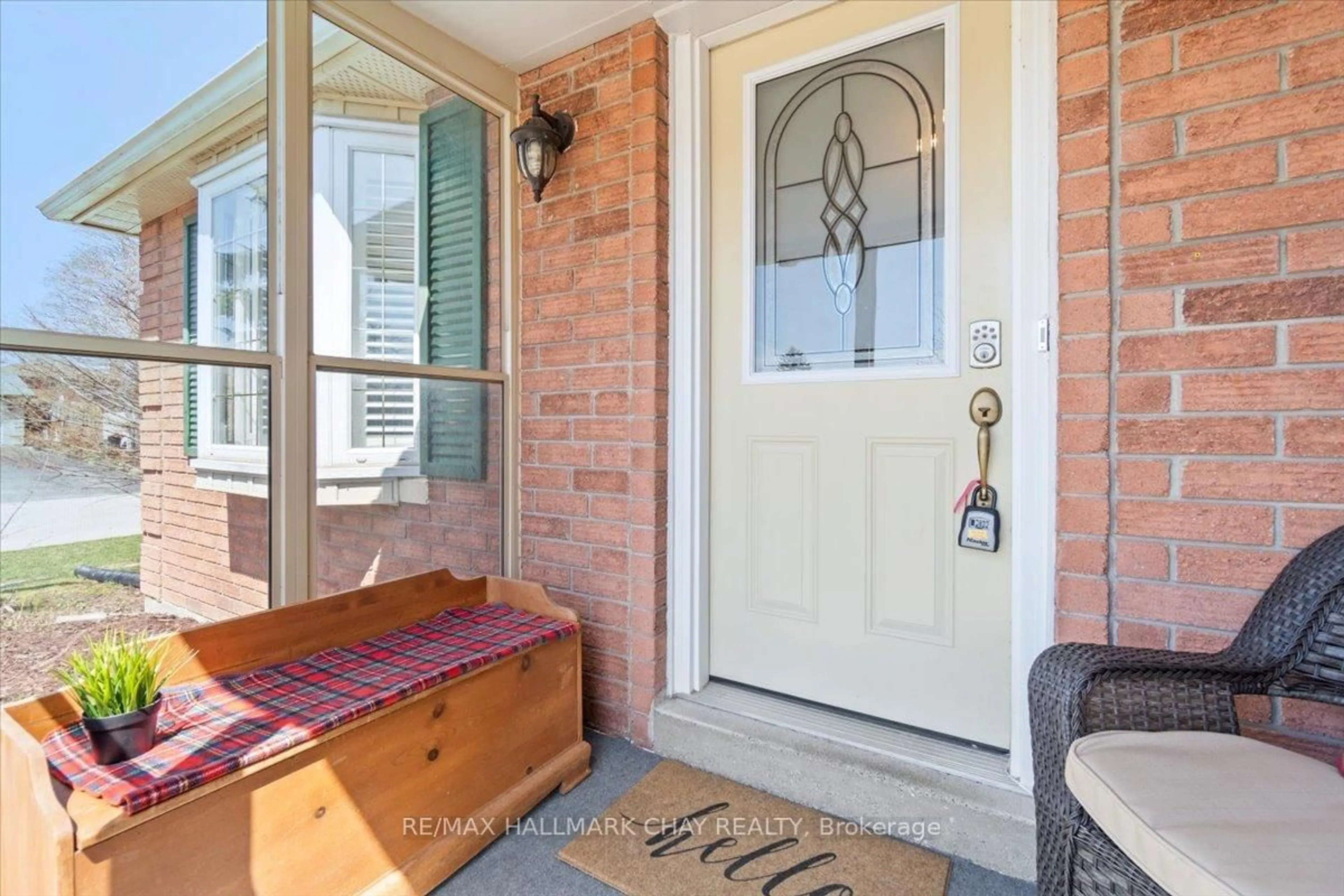 Indoor entryway for 13 Ford St, Barrie Ontario L4N 5X2