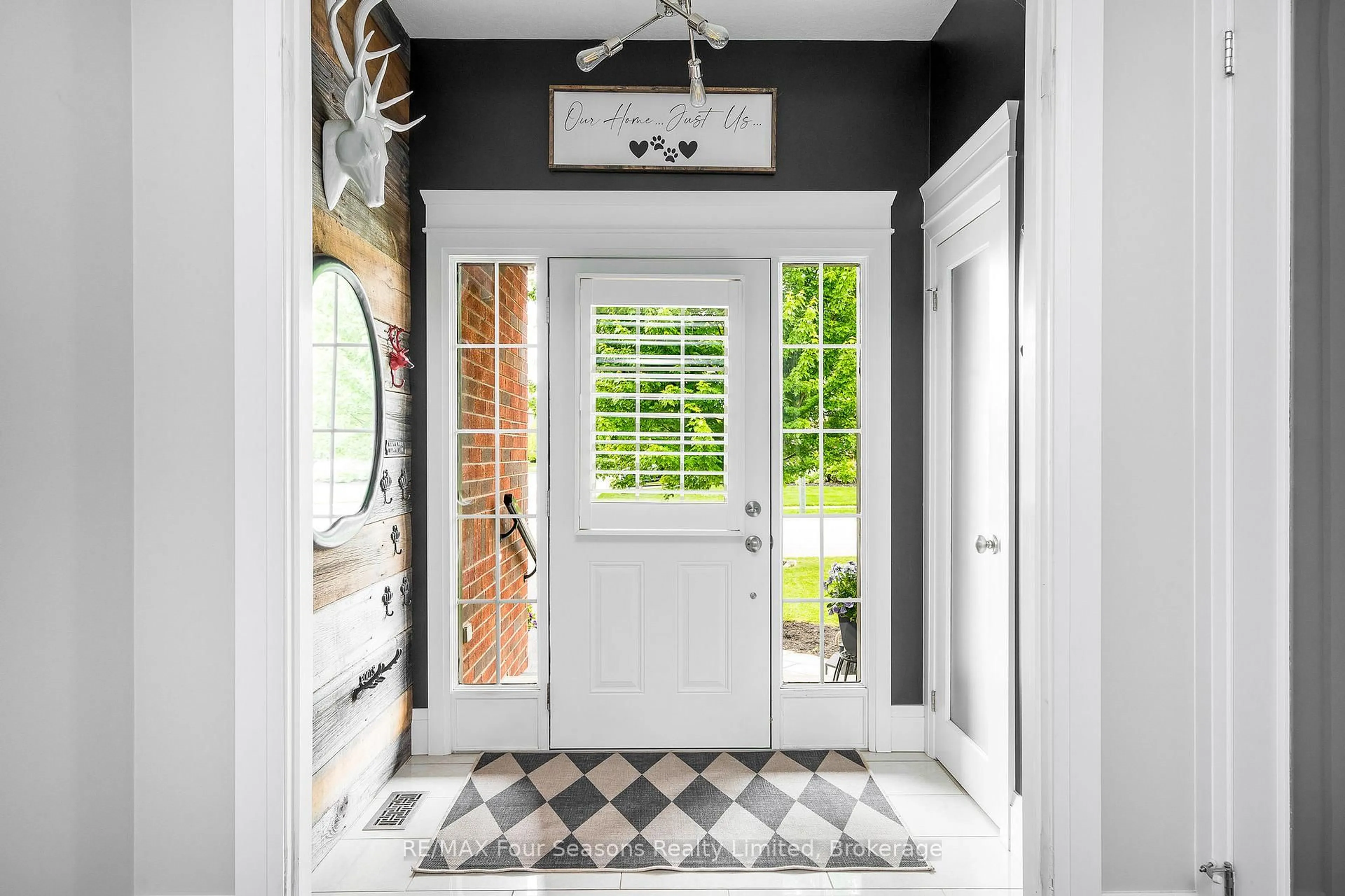 Indoor entryway for 37 Chamberlain Cres, Collingwood Ontario L9Y 0C9