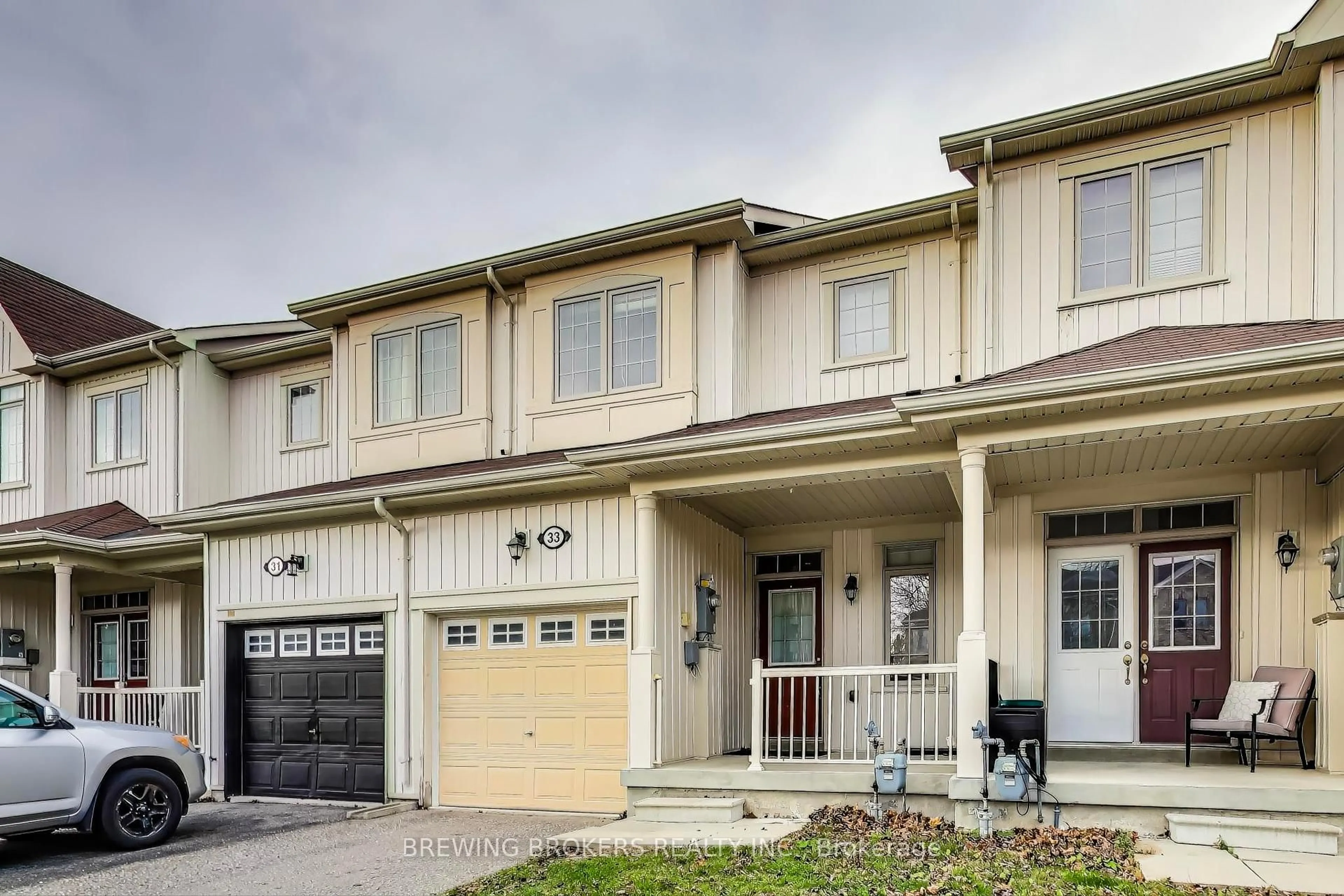 Home with vinyl exterior material, street for 33 Pearcey Cres, Barrie Ontario L4N 6R8