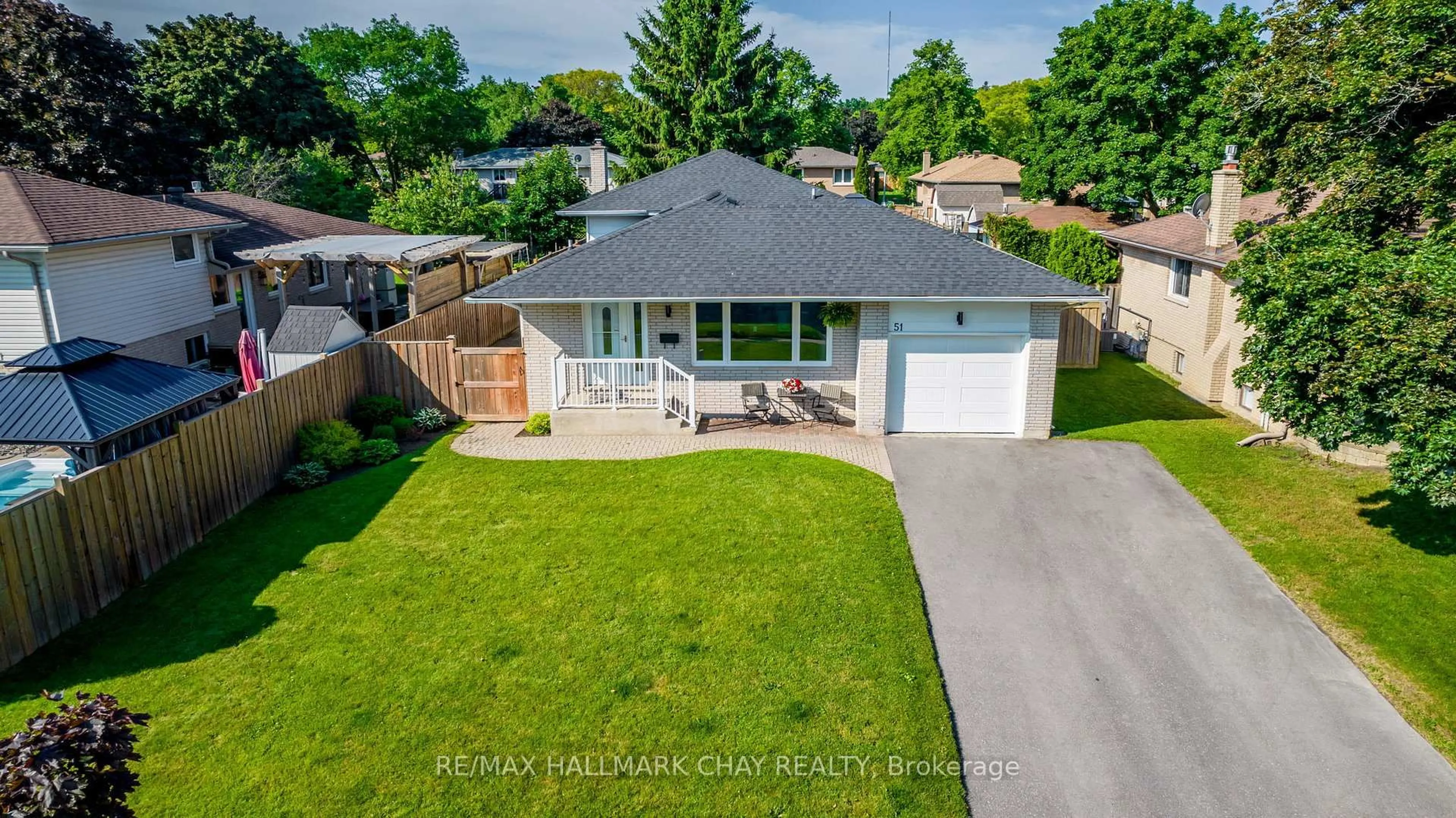A pic from outside/outdoor area/front of a property/back of a property/a pic from drone, street for 51 Springhome Rd, Barrie Ontario L4N 2W6