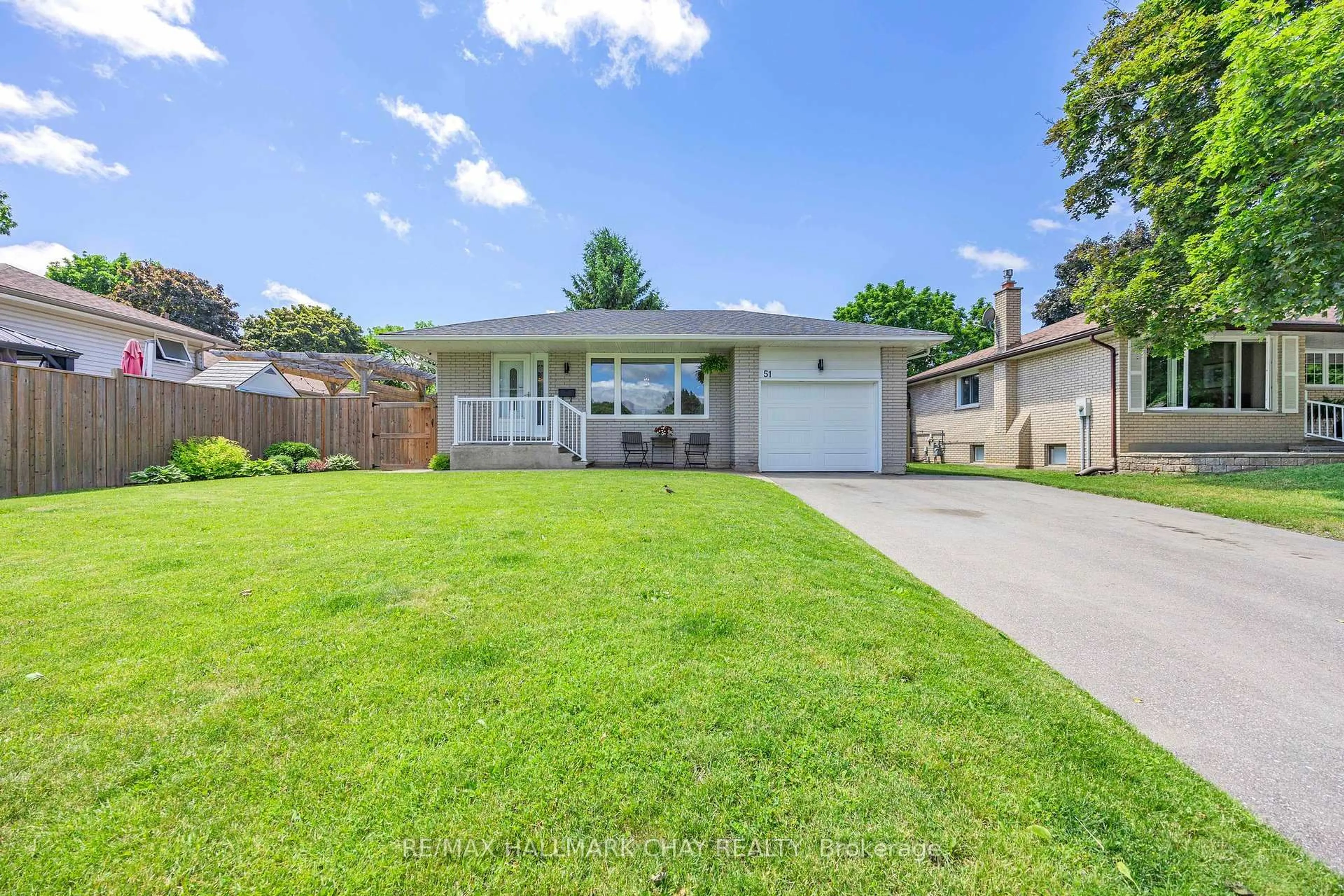 A pic from outside/outdoor area/front of a property/back of a property/a pic from drone, street for 51 Springhome Rd, Barrie Ontario L4N 2W6