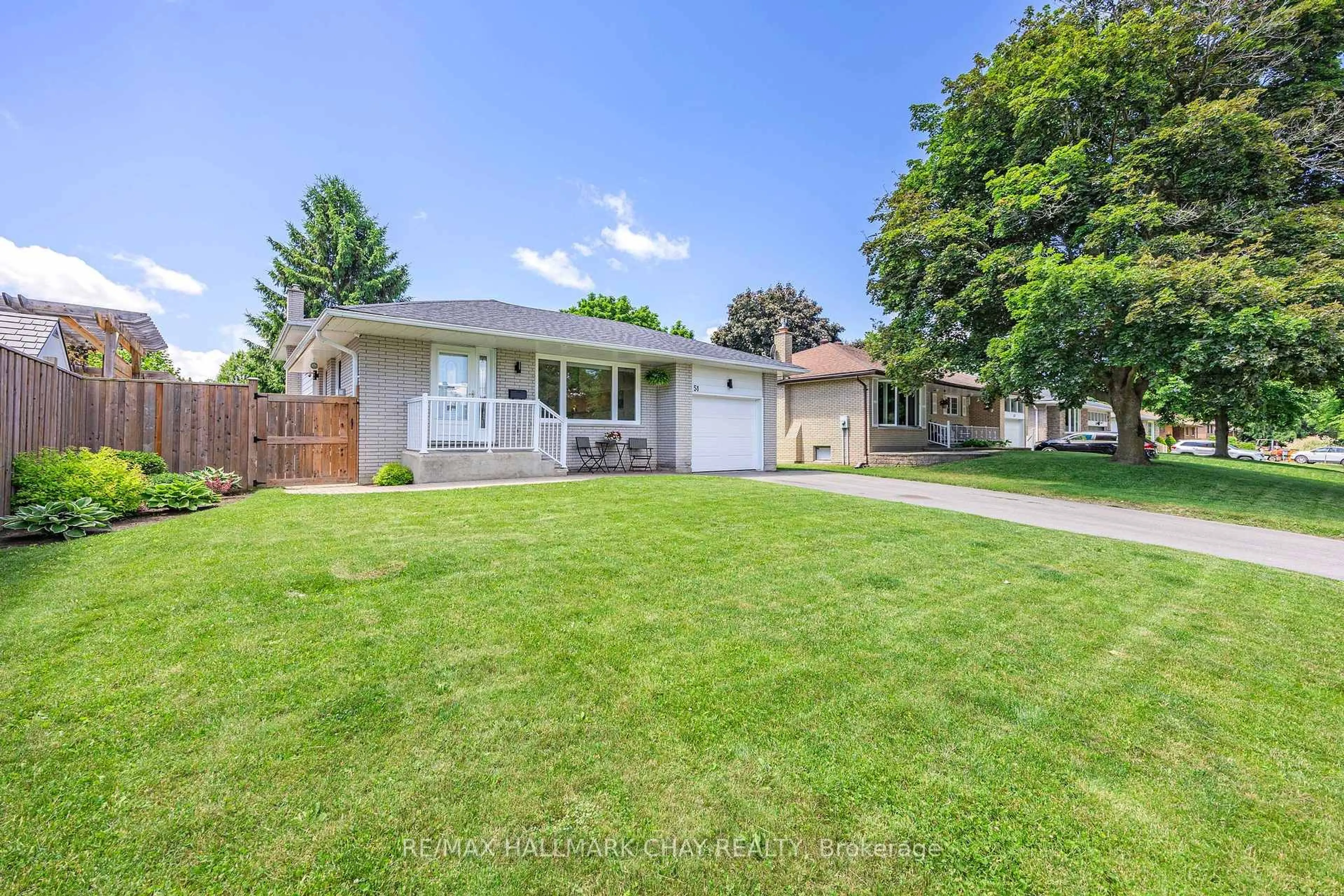 A pic from outside/outdoor area/front of a property/back of a property/a pic from drone, street for 51 Springhome Rd, Barrie Ontario L4N 2W6