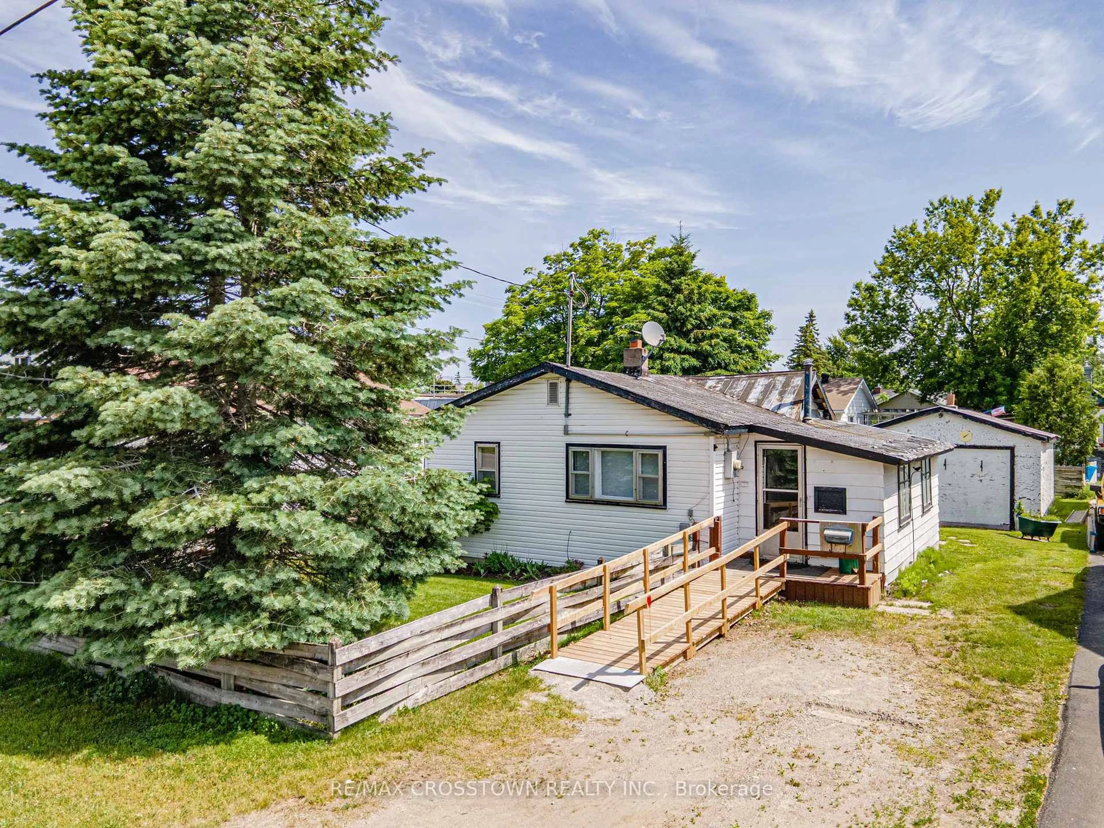 A pic from outside/outdoor area/front of a property/back of a property/a pic from drone, street for 132 Dunedin St, Orillia Ontario L3V 5T7