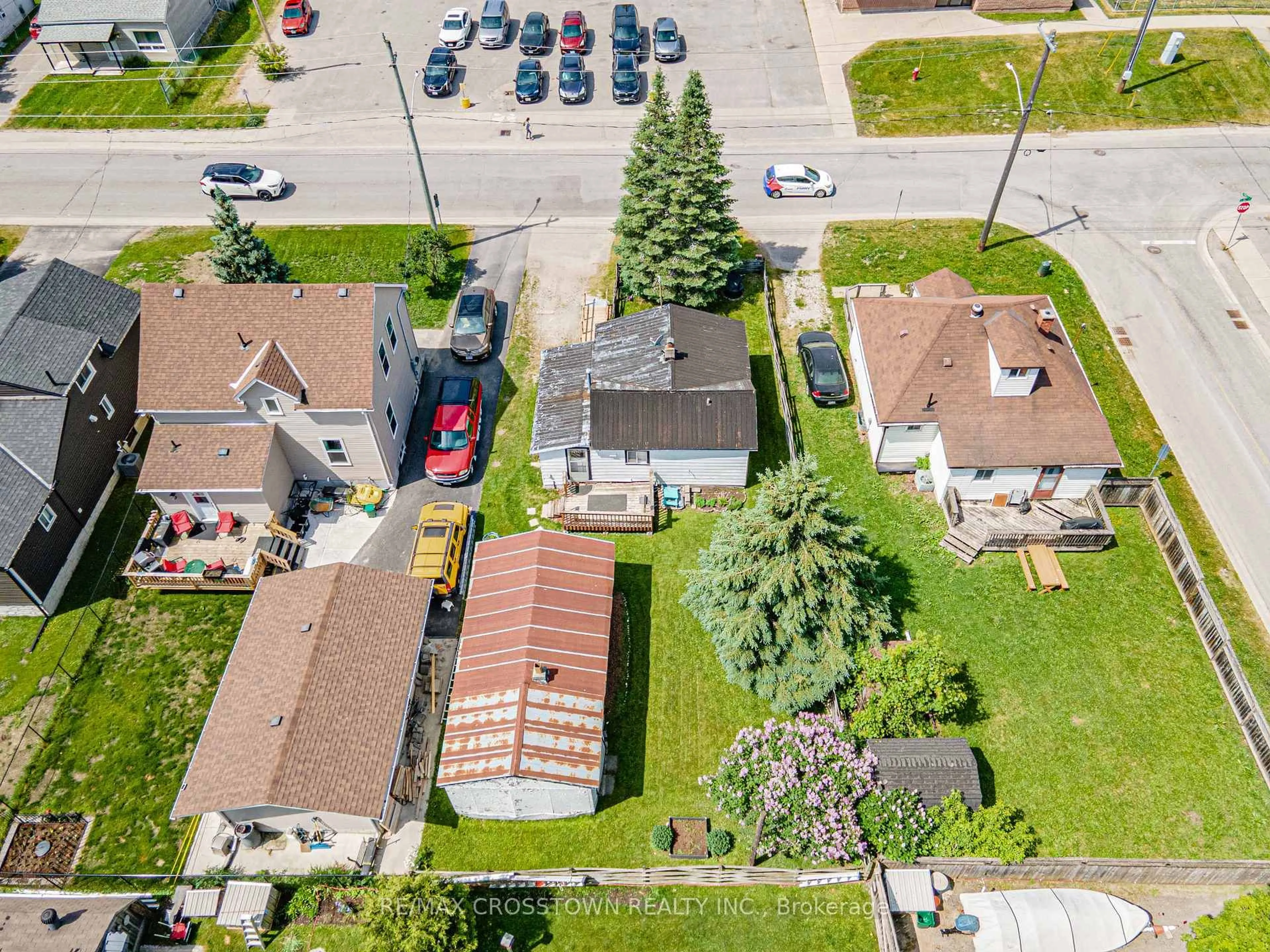 A pic from outside/outdoor area/front of a property/back of a property/a pic from drone, street for 132 Dunedin St, Orillia Ontario L3V 5T7