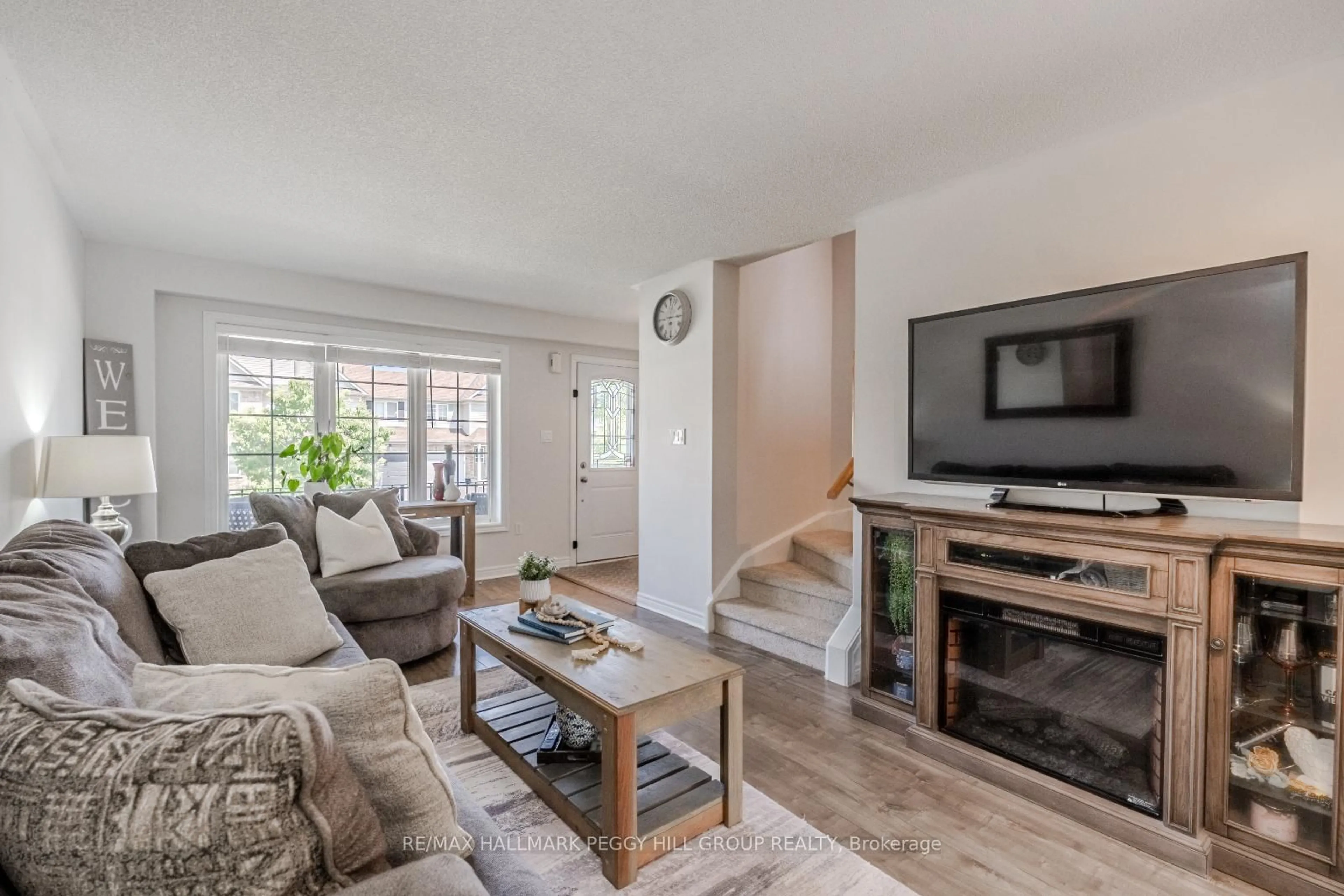 Living room with furniture, wood/laminate floor for 89 Bentley Cres, Barrie Ontario L4N 0Z1