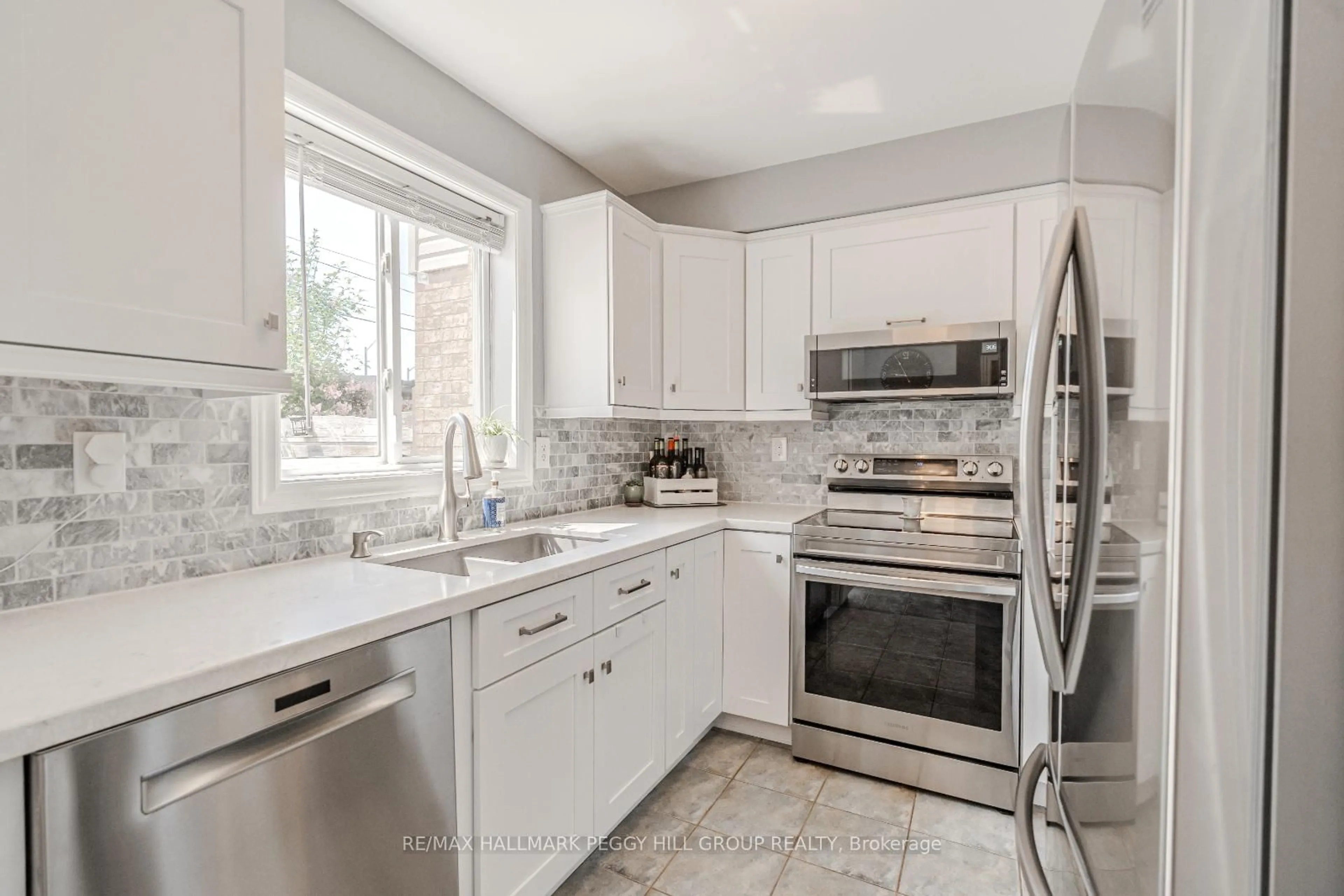 Open concept kitchen, ceramic/tile floor for 89 Bentley Cres, Barrie Ontario L4N 0Z1