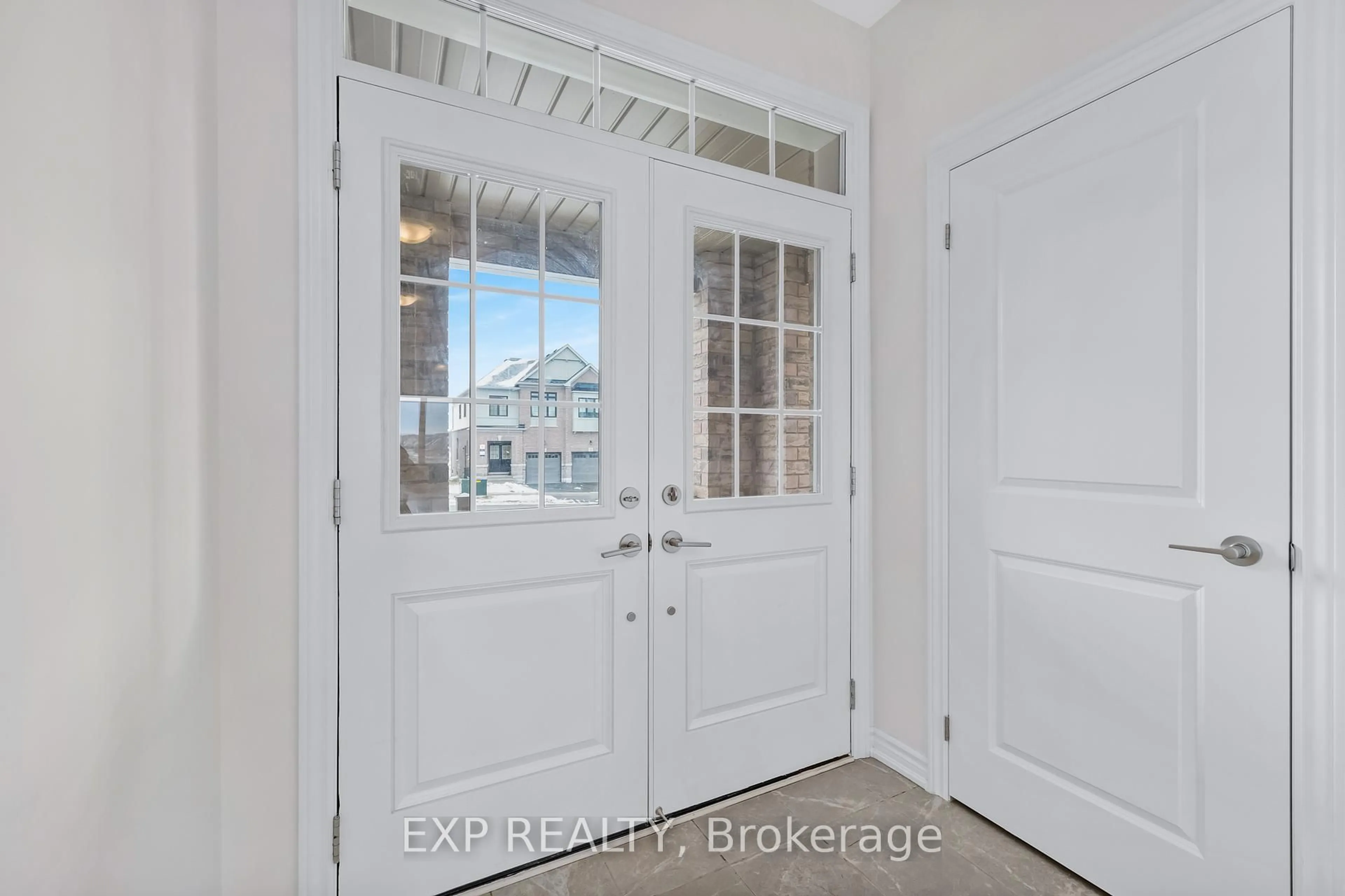 Indoor entryway for 22 Greer St, Barrie Ontario L9S 2Z5