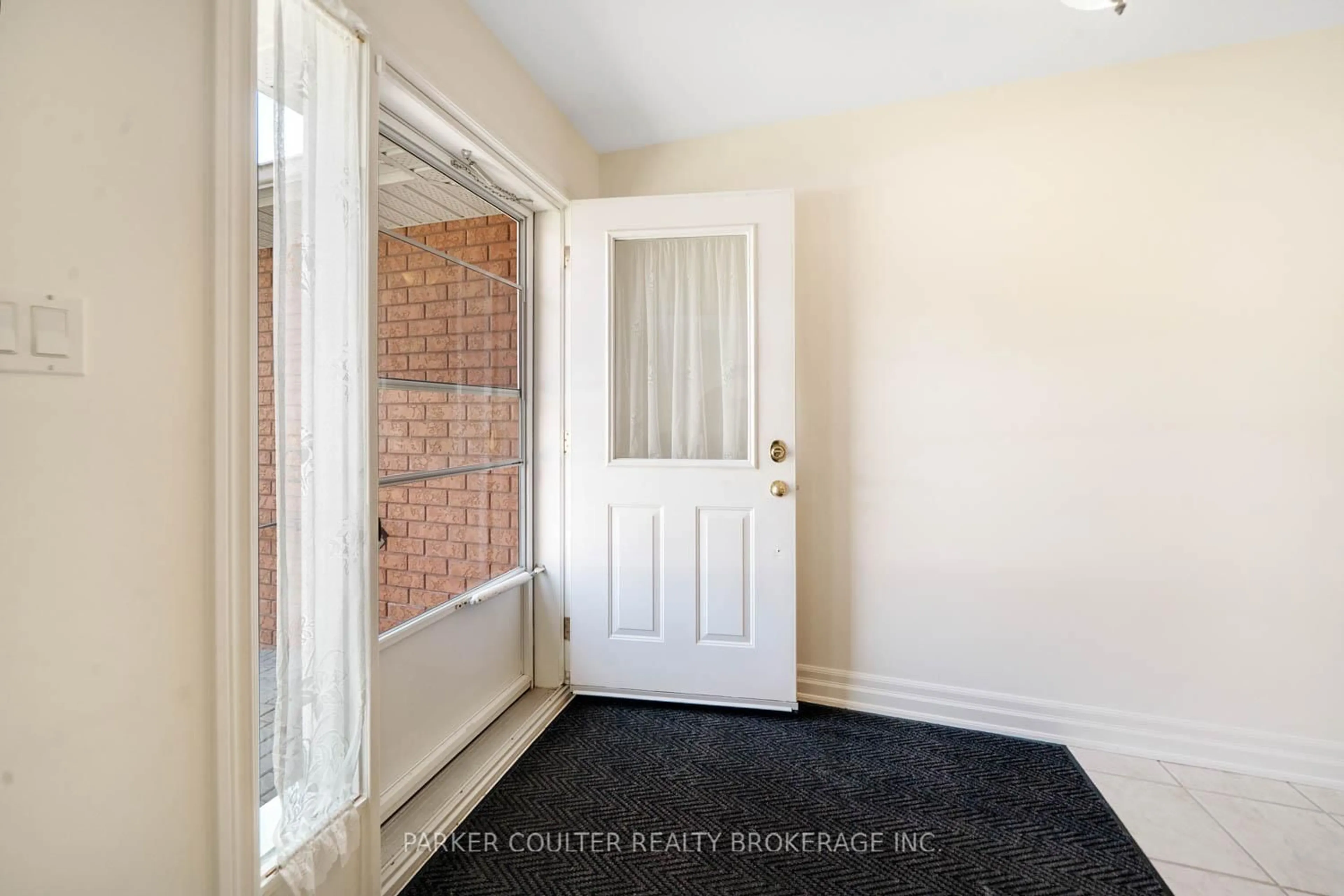 Indoor entryway for 90 Burke St #6, Penetanguishene Ontario L9M 2H2