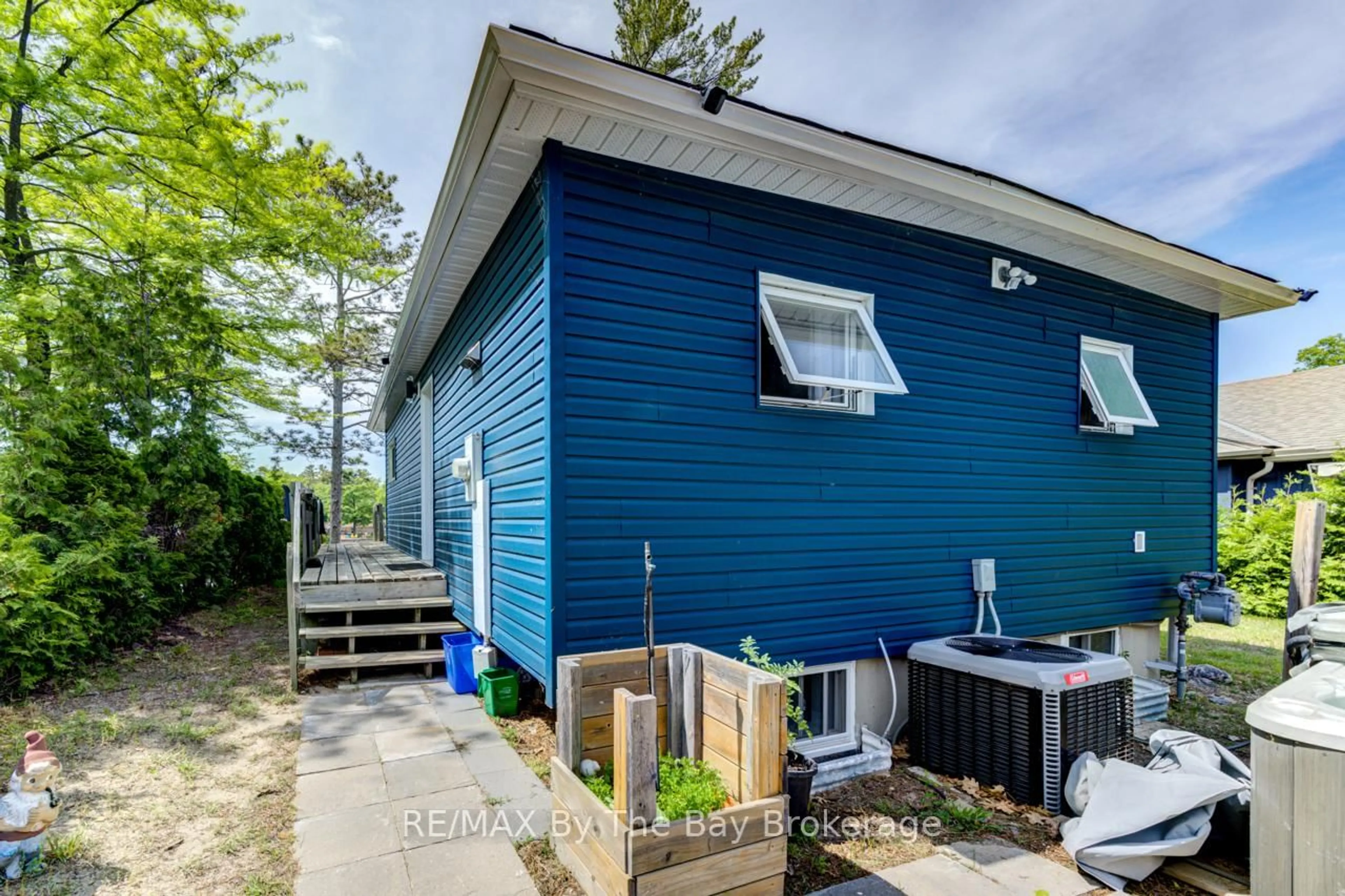 Home with vinyl exterior material, street for 1250 River Rd, Wasaga Beach Ontario L9Z 2W6