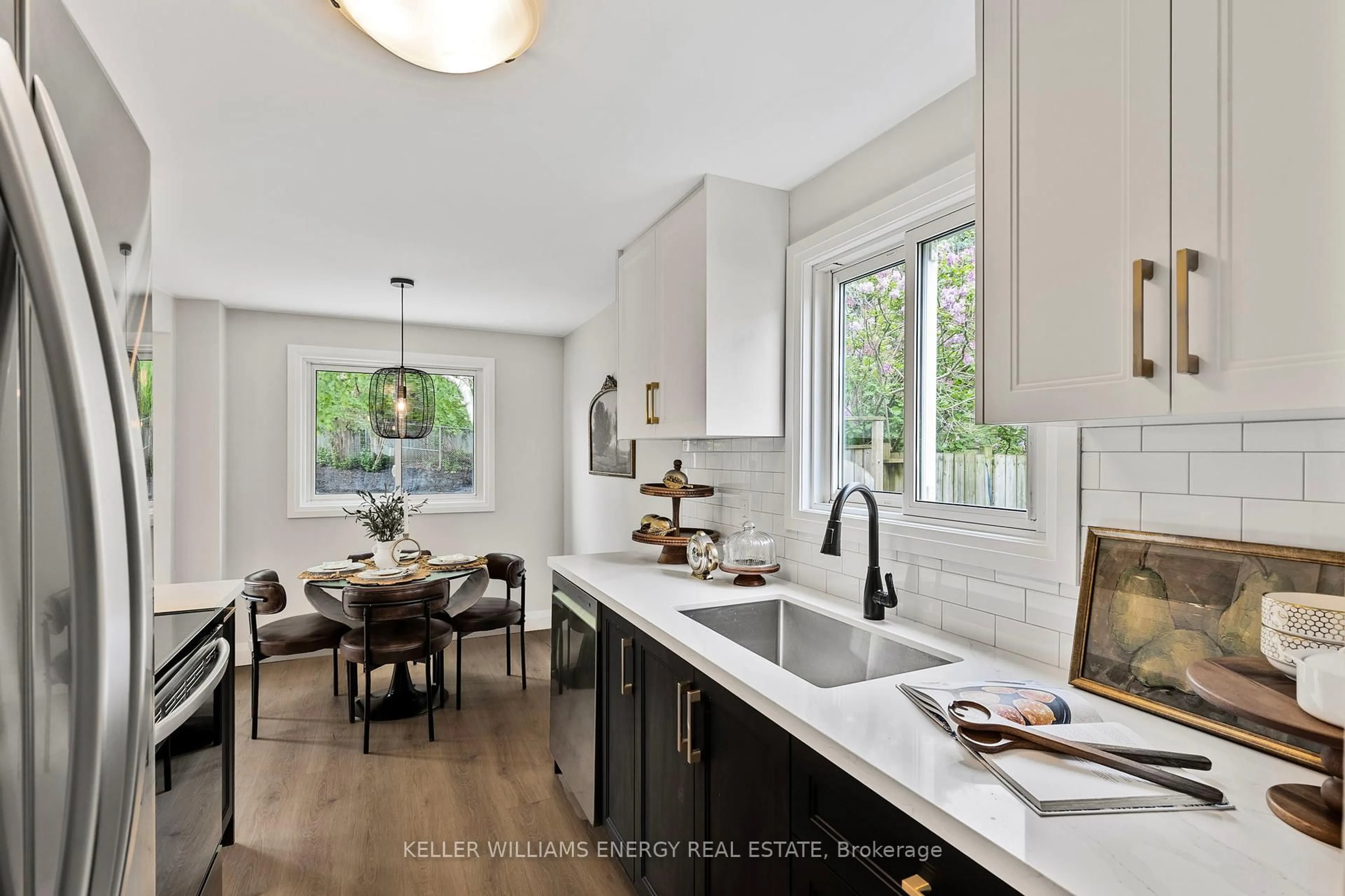 Open concept kitchen, ceramic/tile floor for 30 Sinclair Crt, Barrie Ontario L4N 5X8