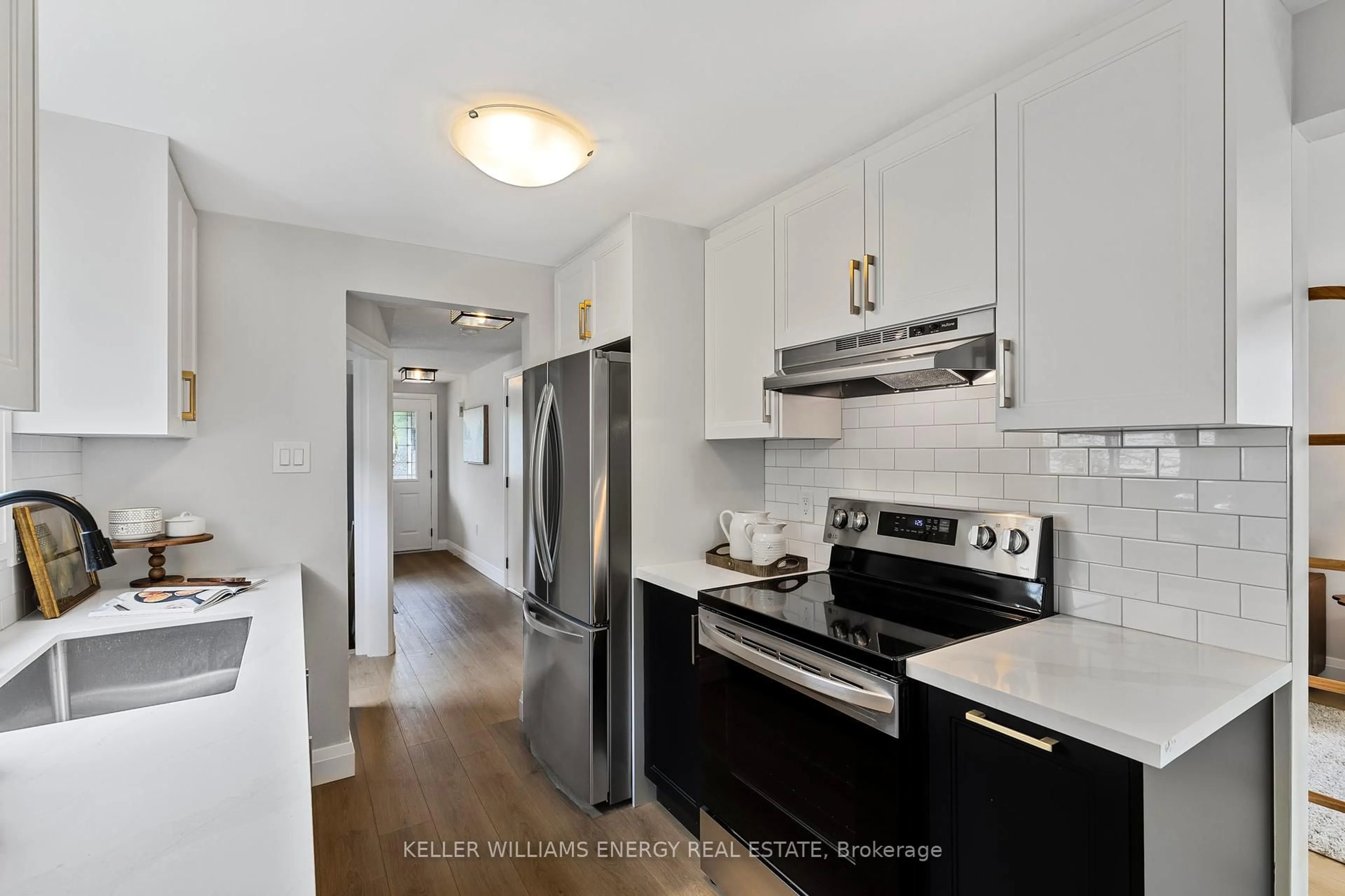 Standard kitchen, unknown for 30 Sinclair Crt, Barrie Ontario L4N 5X8