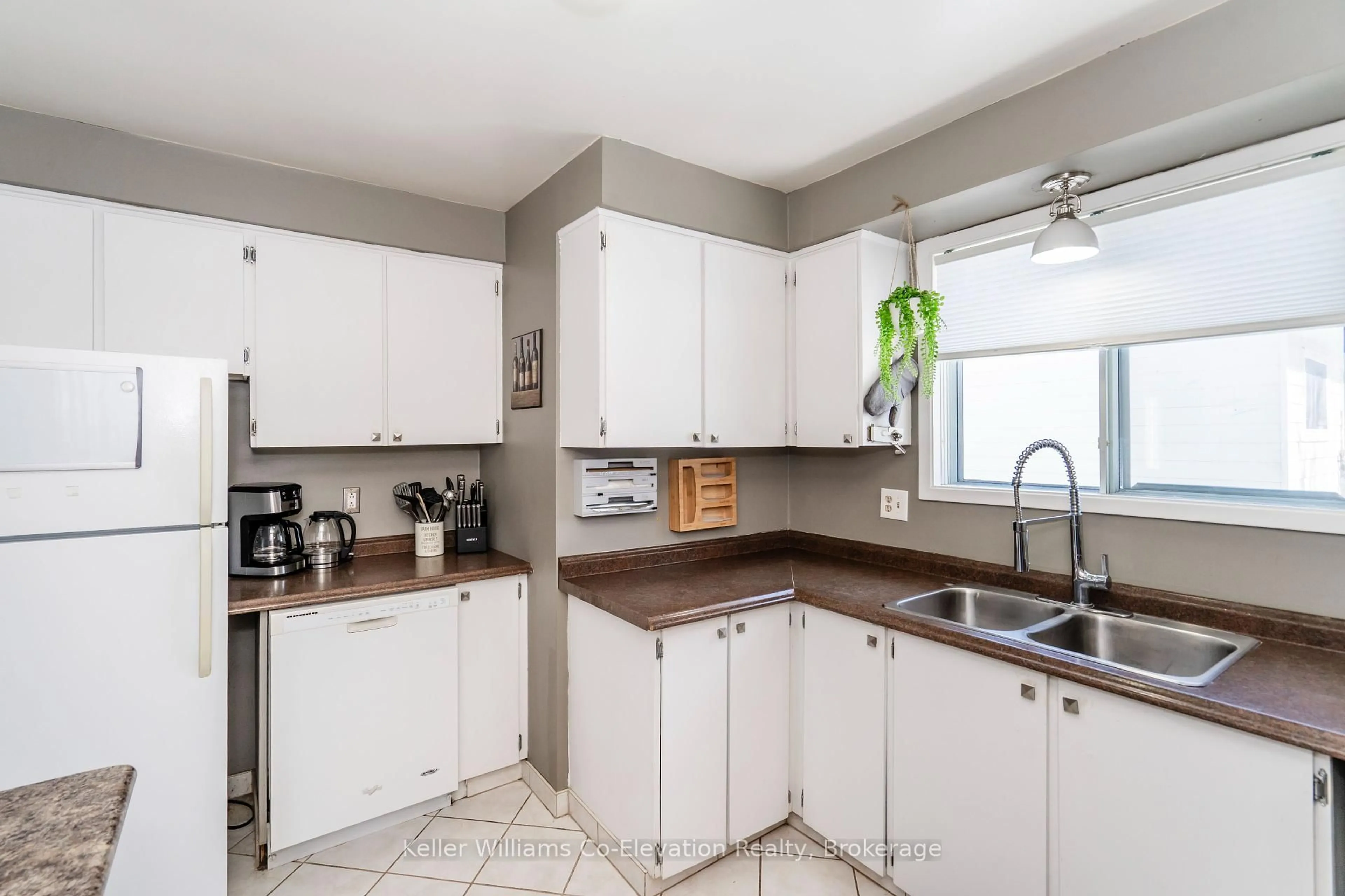 Standard kitchen, unknown for 660 Harvey Ave, Midland Ontario L4R 4S2
