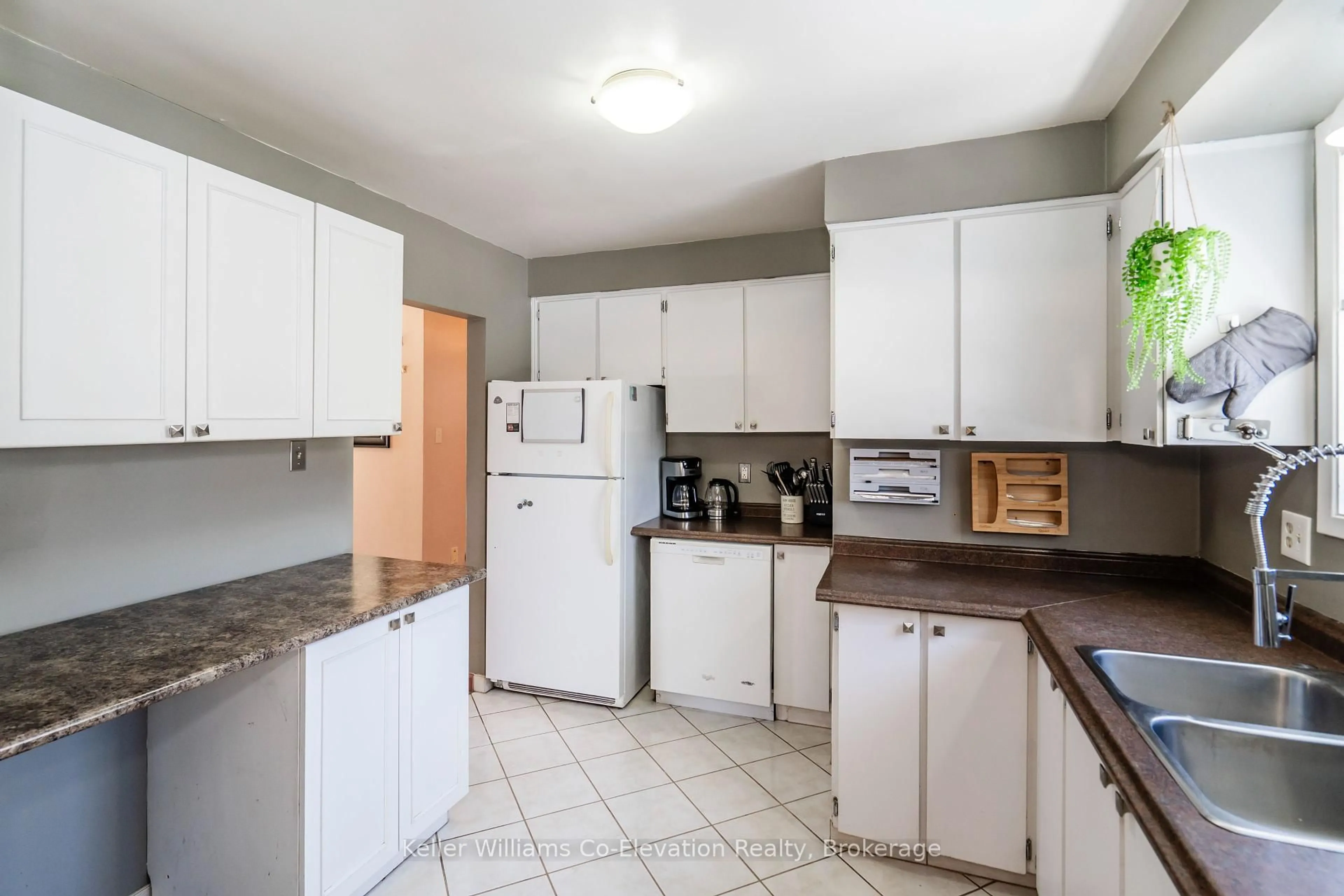 Standard kitchen, unknown for 660 Harvey Ave, Midland Ontario L4R 4S2