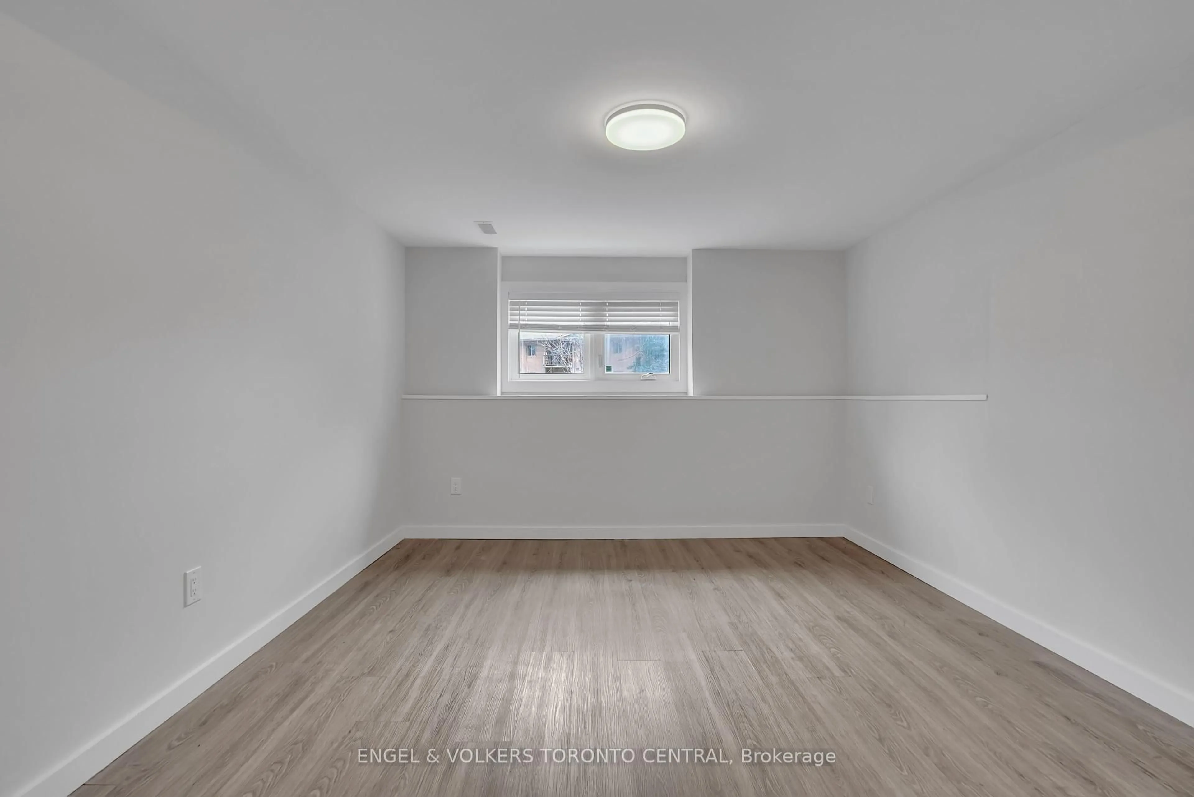 A pic of a room for 192 Edgehill Dr, Barrie Ontario L4N 1M1