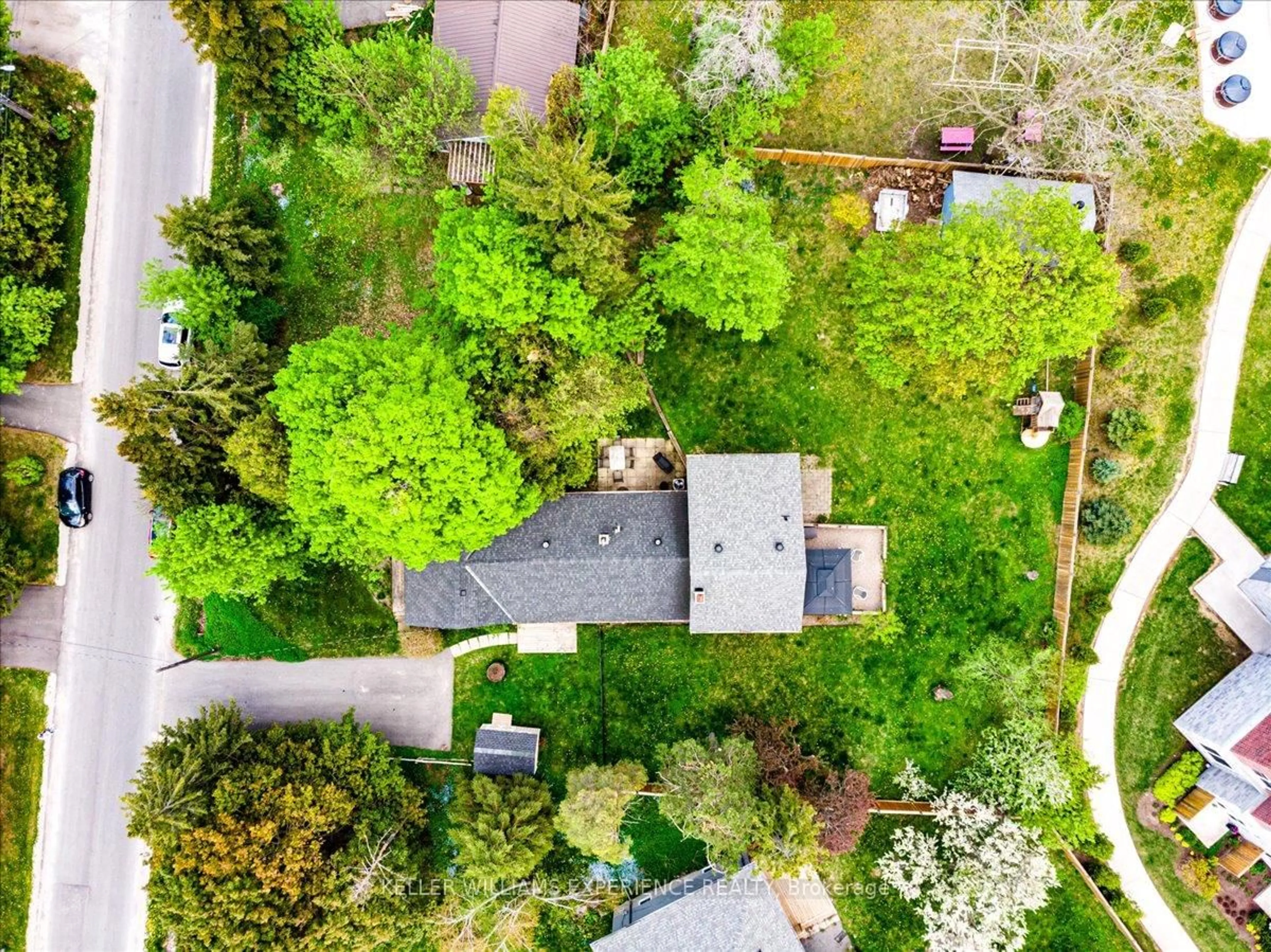 A pic from outside/outdoor area/front of a property/back of a property/a pic from drone, street for 211 Foster Dr, Barrie Ontario L4N 3X9