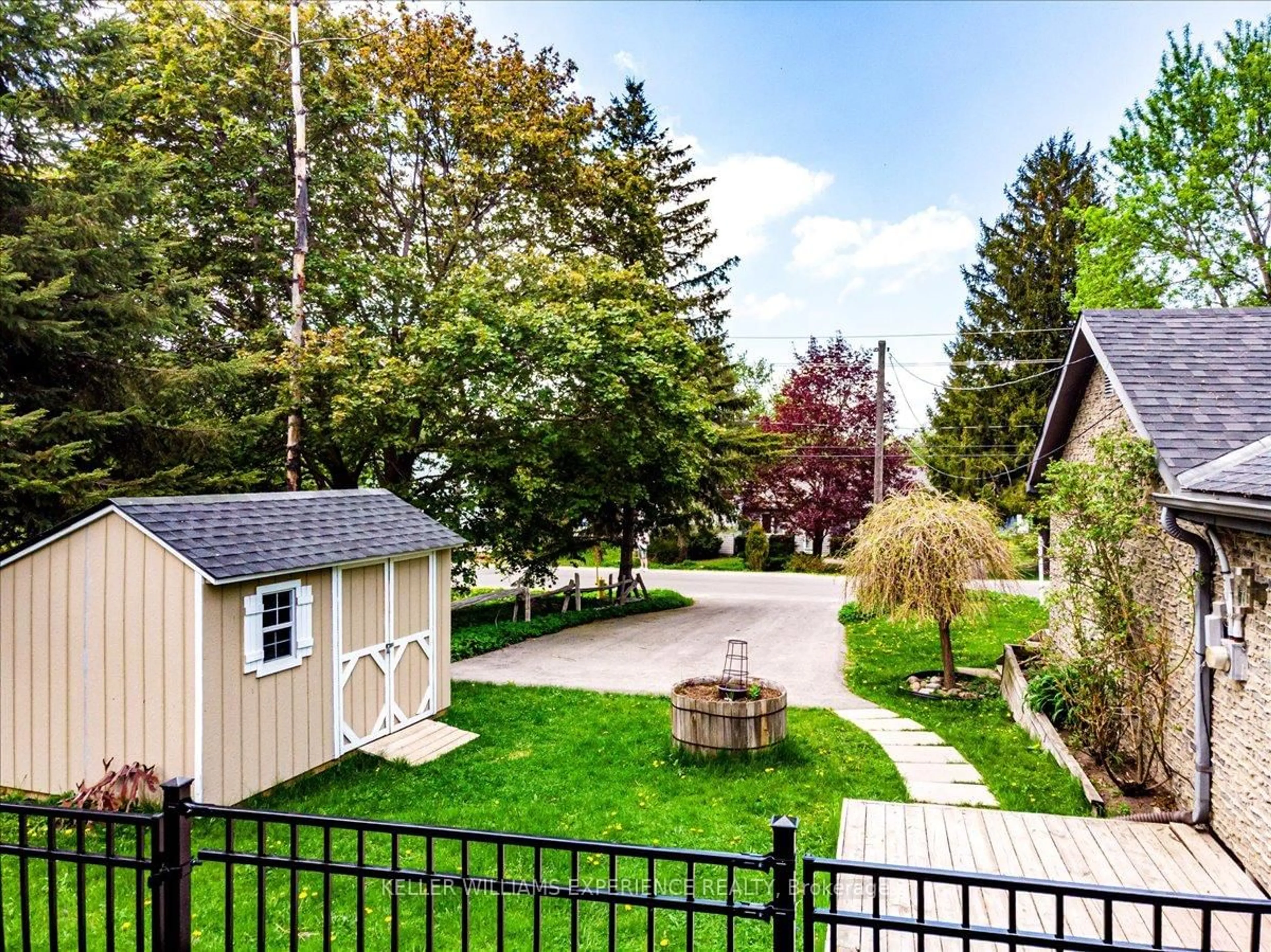 A pic from outside/outdoor area/front of a property/back of a property/a pic from drone, street for 211 Foster Dr, Barrie Ontario L4N 3X9