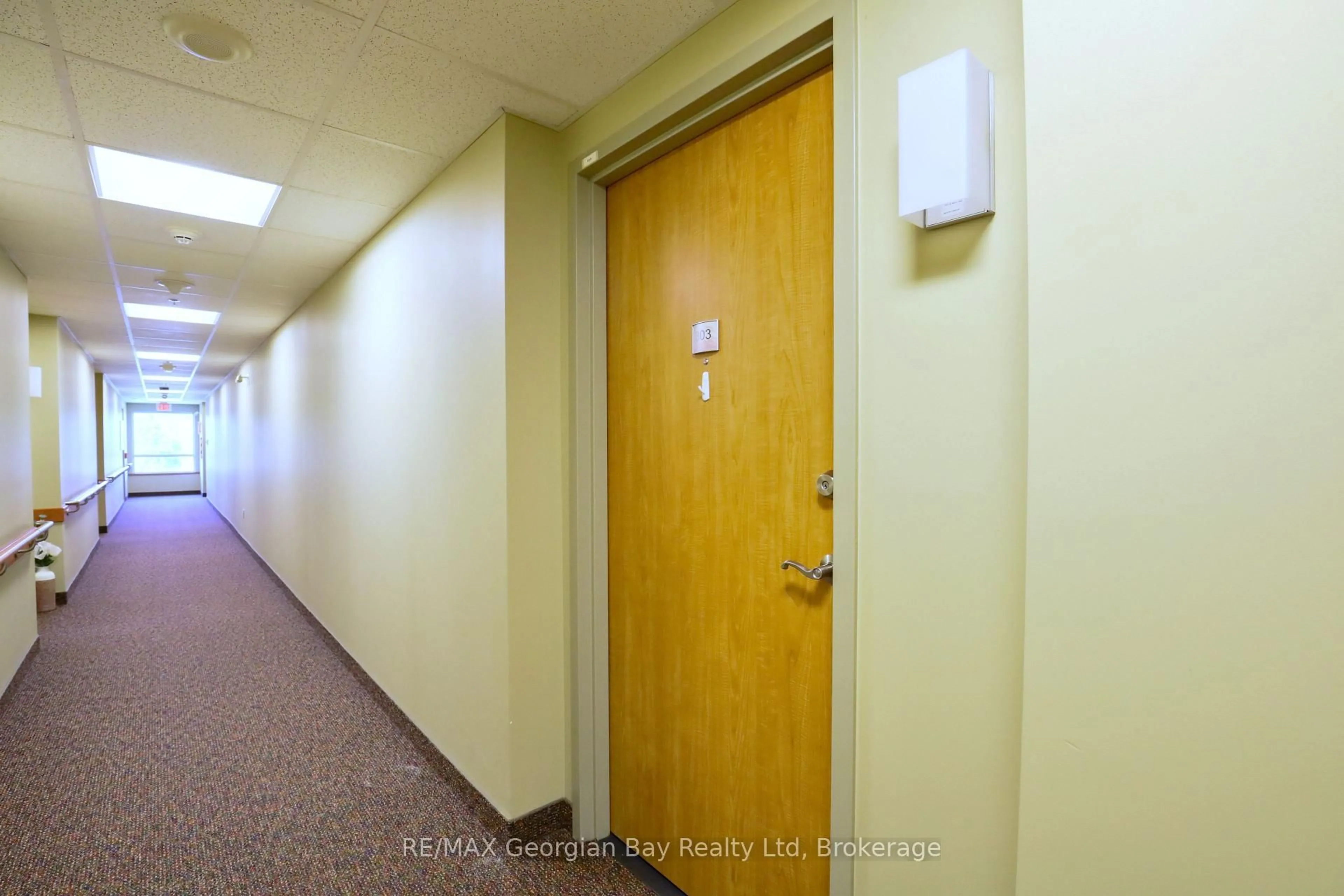 Indoor foyer for 101 Thompson Rd #F, Penetanguishene Ontario L9M 0V3